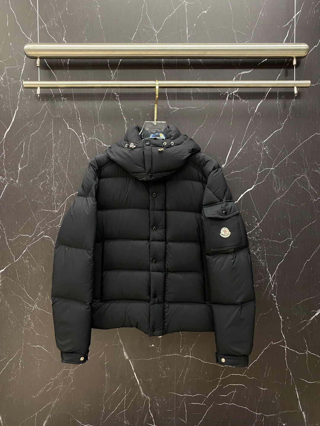 NO:691586,Special down Moncler muzzle 2025 [new product] Maya 70 (Vezere matte matte Maya upgraded version) winter down jacket jacket. Pearl grey. black. Very popular. Off-season counters are a hot item to grab. Special 95 down version. The fabric is ultra-light and neat. 850+ fill power. The iconic Moncler down jacket is highly recognizable. Moncler Maya  The 70's cropped down jacket is reimagined in a new colorway. Made of matte fabric with signature checkered quilting, reflecting the essence of the Moncler brand. The style has a distinctive silhouette, with a removable hood and adjustable hem, a classic design suitable for all seasons and trends. Classic patch pockets on the sleeves. Details Made of polyester Polyester lining Filled with down Detachable adjustable hood Zip closure, snap button on the front windshield Zippered pockets  Adjustable cuffs Elastic drawstring hem Size: 1-5,,Moncler,jackets & coats,jackets & coats,down jacket,hats,19860909特级羽绒Moncler蒙口 2025【新品】Maya 70 (Vezere哑光雾面maya升级版）冬季羽绒服夹克外套.珍珠灰.黑色.火的一塌糊涂.反季柜台都是要抢的爆款 特级95绒版本.面料超轻超工整.850+蓬松度 标志性的Moncler 羽绒夹克具有高辨识度. Moncler Maya 70短款羽绒夹克以全新配色焕新呈现.采用哑光面料制成,具有标志性方格块绗缝,彰显Moncler的品牌精髓.款式演绎鲜明廓形,配有可拆卸兜帽和可调节下摆,经典设计适合各种季节和潮流.衣袖点缀经典贴袋. 详情 采用聚酯纤维面料制成 聚酯纤维衬里 填充羽绒 可拆卸可调节兜帽 拉链开合,正面挡风片设有按扣 拉链口袋 可调节袖口 弹性抽绳下摆 Size : 1-5,,Moncler,jackets & coats,jackets & coats,down jacket,hats,,Men's clothing