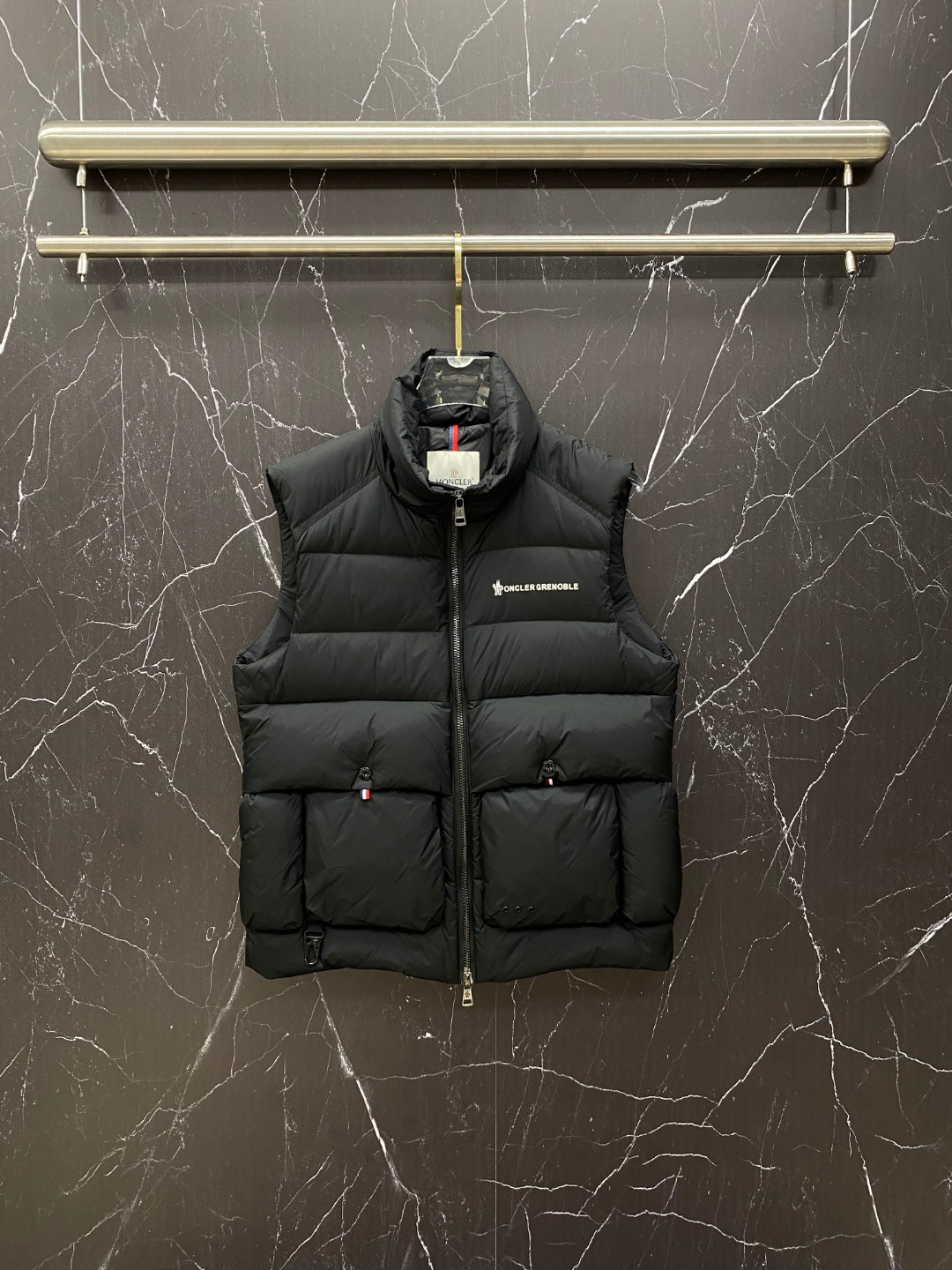 NO:691603,Moncler 25 new winter down vest, stand collar down vest, original customized hardware accessories, made of top-grade 90 white duck down, super soft, and the upper body effect is great!  Color Black Off-white Size 48-56, Moncler, down jacket,19860909Moncler 蒙口 25年冬季新款羽绒马甲 立领羽绒马甲,原版订制五金配件,采用顶级90白鸭绒超柔软,上身效果超赞！ 颜色黑色 米白 码数48-56,,Moncler,down jacket,,Men's clothing