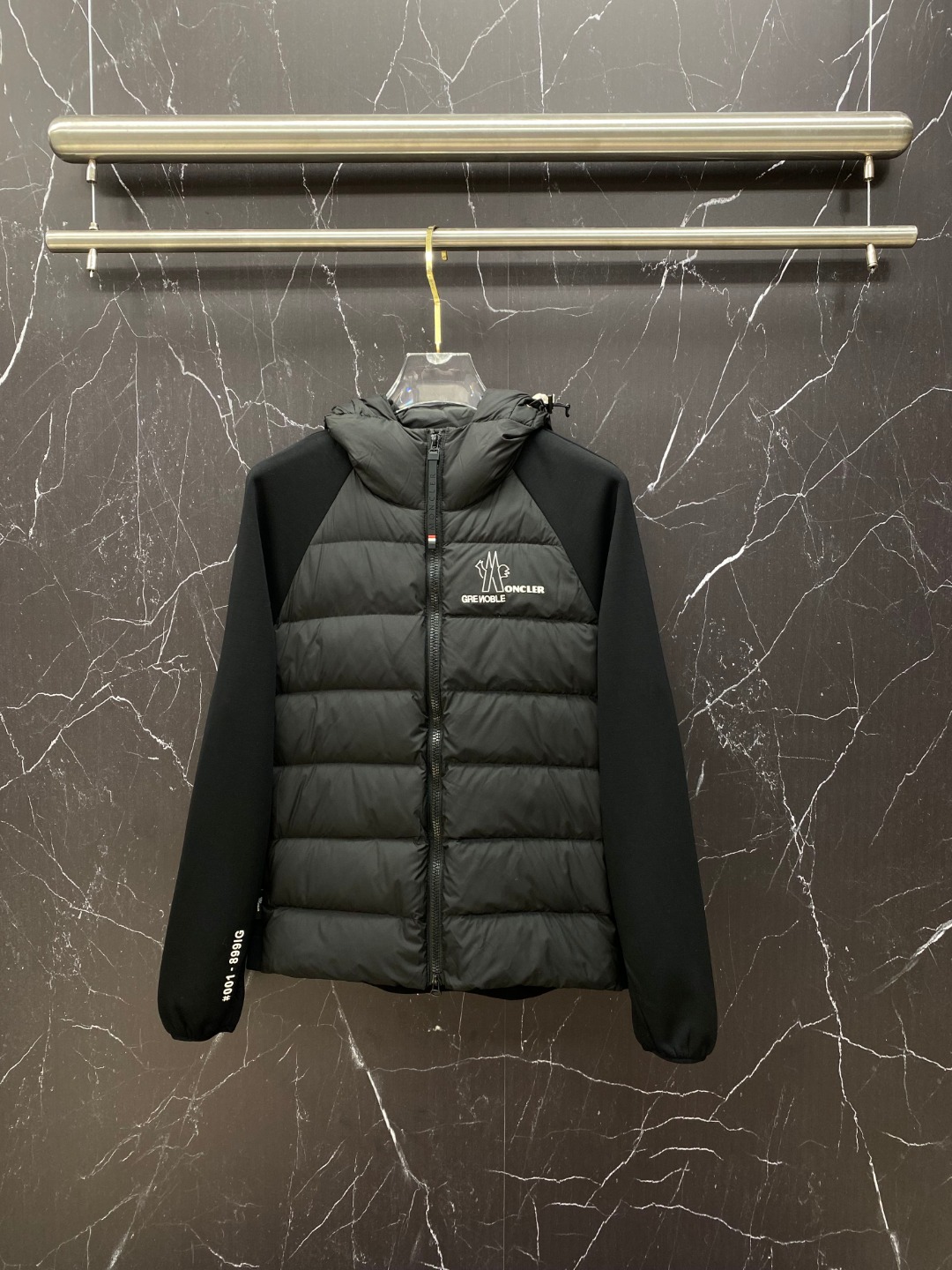 NO:691593,Moncler FW2025 new hooded patchwork down jacket. Classic style, hard to find. Made of original custom fabrics, the body is filled with 90 down, and the splicing design is full of fashion and warmth. The hooded design makes you look younger and more handsome. The brand letter logo is decorated on the chest, which is highly recognizable. Customer-supplied hardware accessories are full of high-end. A spliced down jacket that is not specific to your age and suitable for various occasions. [Color] Black  Beige [size] 48-56,,Moncler,jackets & coats,jackets & coats,down jacket,hats,19860909Moncler 蒙口 FW2025新款连帽拼羽绒夹克外套.经典款,一件难求.采用原版定制面料,正身充90绒,拼接设计,时尚感满满,保暖度绝绝子；连帽设计,减龄帅气；胸前饰以品牌字母logo,辨识度极高；客供五金辅料,高级感满满；一款不挑年纪而且适合多种场合穿搭的拼接羽绒夹克.【颜色】黑色 米色【码数】48-56,,Moncler,jackets & coats,jackets & coats,down jacket,hats,,Men's clothing