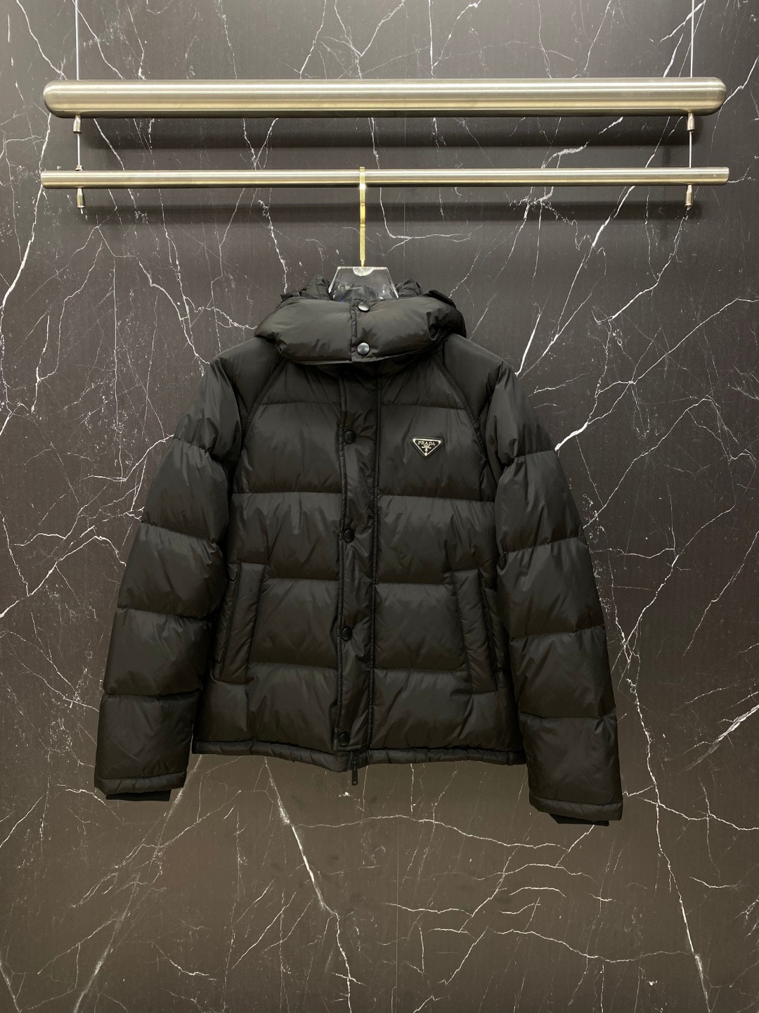 NO:691596,Prada&Prada FW2025 new autumn and winter down jacket. It is on sale in the cabinet, and it is hard to find one. It is made of custom-made windproof and rainproof fabric, anti-wrinkle and upright, soft and skin-friendly, and the upper body is extremely comfortable; the classic triangle logo is used on the chest, which is highly recognizable; the hood is detachable, suitable for various styles; filled with 90 down, soft, warm and fluffy, with a stylish upper body; a down jacket suitable for various occasions. [Color] Black  Blue [code number] 48-56,, prada, prada, down jacket, hats,19860909Prada&普拉达FW2025秋冬新款羽绒服.柜子在售款,一件难求.采用定制防风防雨面料,抗皱立挺有型,软糯亲肤,上身舒适度极高；胸前采用经典三角标logo,辨识度极高；连帽可拆卸设计,适合凹各种造型；内充90绒,轻柔保暖蓬松,上身有型；一款适合多种场合穿搭的羽绒服.【颜色】黑色 蓝色【码数】48-56,,prada,prada,down jacket,hats,,Men's clothing