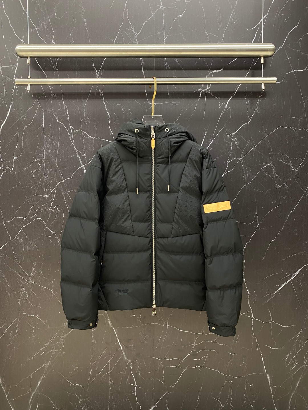 NO:691609,LOUIS*VUITTON Louis Vuitton FW2025 new autumn and winter down jacket, the LV logo embossed steel stamped presbyopic stitching hood makes a bright debut, the fullness is full and the warmth is excellent, the entire clothing hardware and accessories need to be molded and customized before it can be called a catwalk style!  The fabric is soft and comfortable.  The upper body shape is awesome.  zipper.  The accessories are all custom-supplied and imported fabrics, which are light and comfortable, warm and stylish, simple and elegant!  Lightweight and warm, the best choice to keep out the cold in autumn and winter. Color black khaki code number 48-56 (beige off 48, black off 56),,louis vuitton,louis vuitton,louis vuitton,down jacket,hats,19860909LOUIS*VUITTON 路易威登 FW2025秋冬新款羽绒服,Lv徽标压花钢印老花拼接连帽璀璨登场,蓬松度拉满保暖效果极佳,全衣五金辅料都需要开模定制 才会称为走秀款！面料柔软舒适 ．上身版型超赞 ．拉链．辅料都是客供 、进口面料,轻便舒适,保暖有型、简单大方款式！轻便保暖、秋冬御寒的最佳选择 颜色黑色 卡其色 码数48-56（米色断48,黑色断56）,,louis vuitton,louis vuitton,louis vuitton,down jacket,hats,,Men's clothing