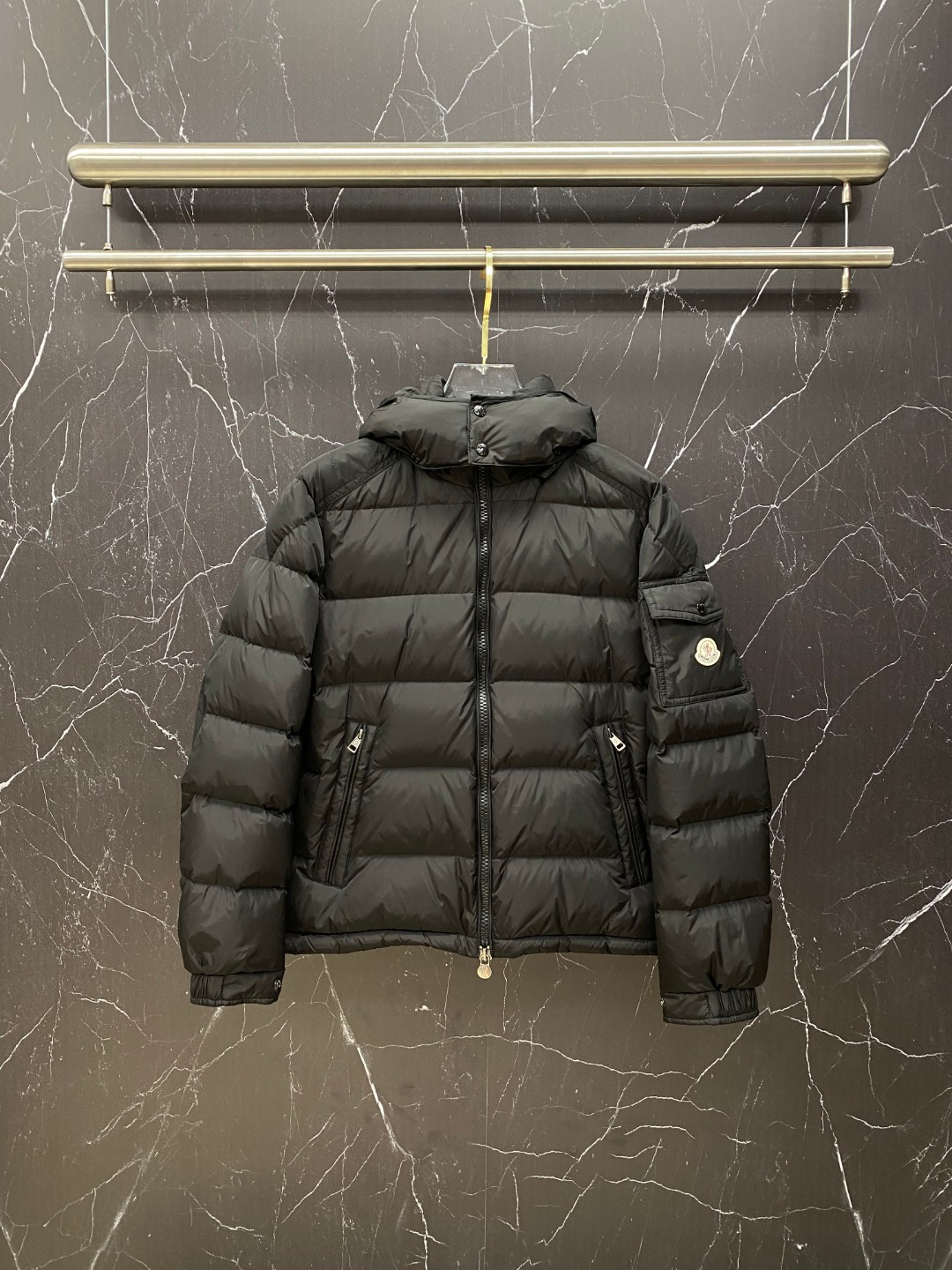 NO:691601,Premium down Moncler's signature classic, newly launched in 2025. Maya (new technical nylon) men's matte short down jacket. Limited to khaki color. Exclusive original replacement fabric. The fabric is extremely special. The special luster is really too high-end.  Special grade 95 down filling. The original version was purchased and developed. The fabric was adjusted front and back 6 times. Finally, the neatness, gloss, fineness, softness and hardness of the original fabric were achieved, and it was truly the original replacement fabric. Welcome to put it in the cabinet for comparison. The Moncler Maya men's short down jacket interprets the iconic design and is quite recognizable. Moncler  The Maya men's down jacket is made from soft nylon and features signature checkered quilting that reflects the essence of the Moncler brand. This short down jacket features a sharp silhouette with a detachable hood and adjustable hem for a timeless design suitable for all seasons and trends. Classic patch pockets accent the sleeves for a signature style. Details Made of nylon Lined with Nylon léger Filled with down Detachable and adjustable hood Zipper and snap closure Zippered pockets  Size1-5 couple model,,jackets & coats,jackets & coats,down jacket,hats,19860909特级羽绒Moncler王牌经典,2025全新上市.Maya(全新科技尼龙)男士哑光短款羽绒夹克外套.限定卡其色. 独家原厂替换面料.面料极致特殊.特殊的光泽真的太高级了. 特级95绒填充.原版购入开发.面料前前后后调整了6次.终于做到了原版面料的工整度,光泽度,细腻度,软硬度,真正意义上做到了原厂替换面料.欢迎入柜对比. Moncler Maya男士短款羽绒夹克演绎标志性设计,颇具辨识度. Moncler Maya男士羽绒夹克采用柔软的尼龙面料制成,搭配标志性方格块绗缝,彰显Moncler的品牌精髓.此短款羽绒夹克演绎鲜明廓形,配有可拆卸兜帽和可调节下摆,经典设计适合各种季节和潮流.衣袖点缀经典贴袋,演绎品牌标志性风格. 详情 采用尼龙面料制成 Nylon léger衬里 填充羽绒 可拆卸可调节兜帽 拉链和按扣开合 拉链口袋 Size1-5情侣款,,jackets & coats,jackets & coats,down jacket,hats,,Men's clothing