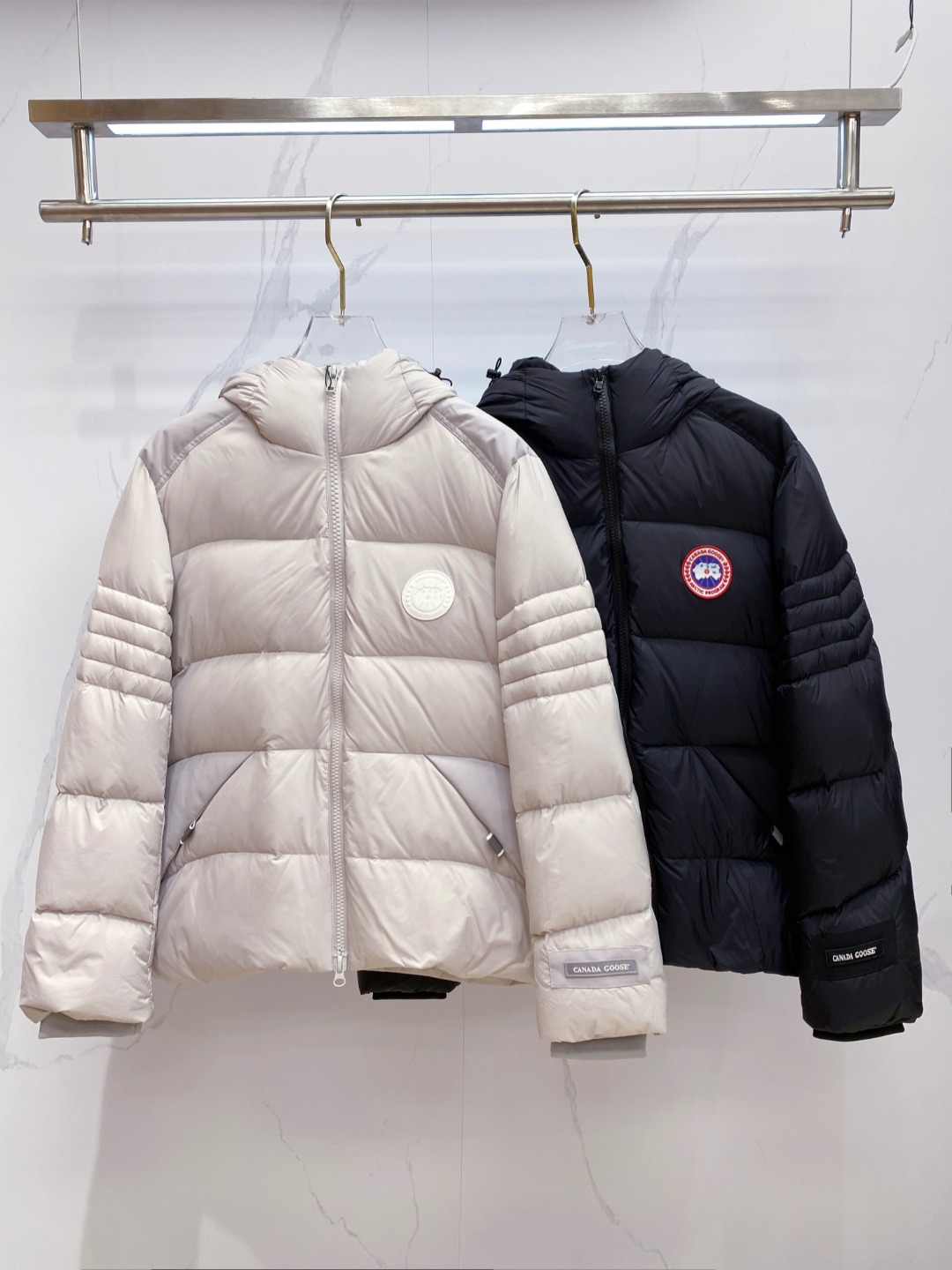 Canada Goose(加拿大鹅) FW2025新款羽绒服。连帽设计，男女同款，时尚感满满。采用定制面