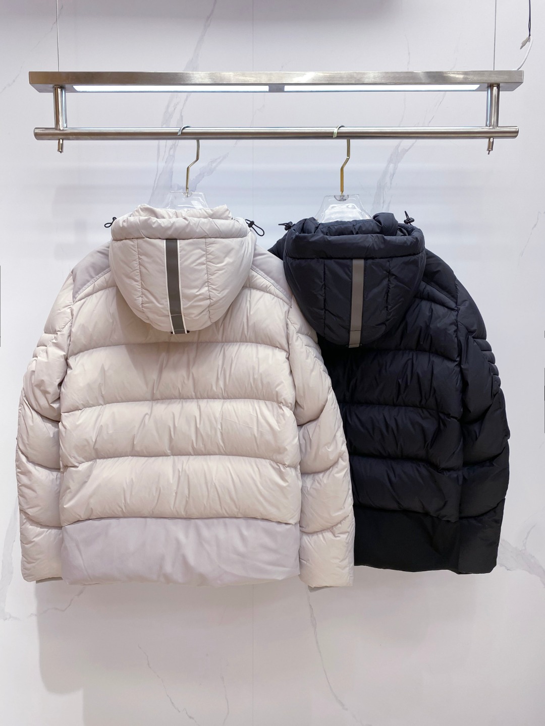 Canada Goose(加拿大鹅) FW2025新款羽绒服。连帽设计，男女同款，时尚感满满。采用定制面