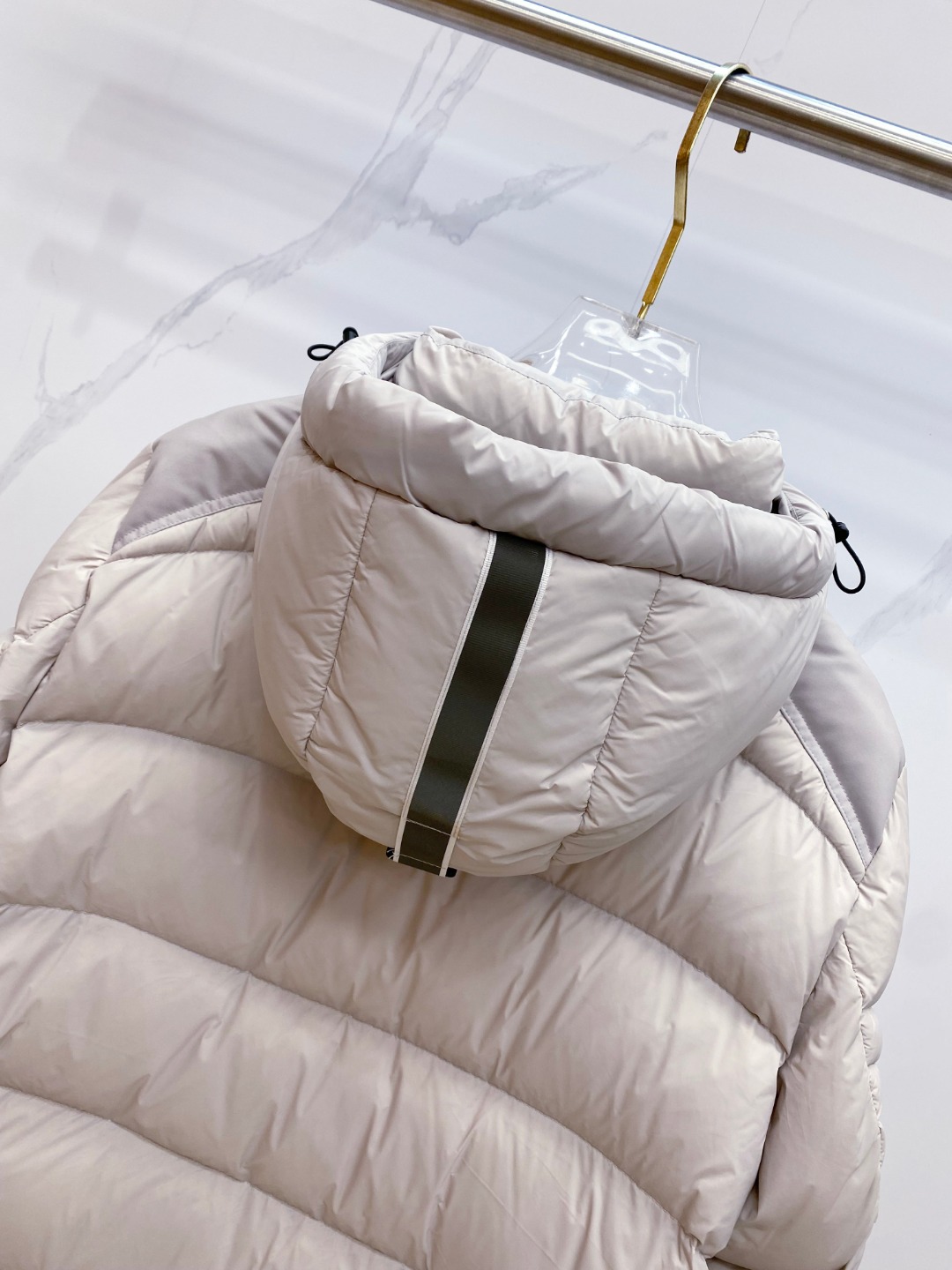 Canada Goose(加拿大鹅) FW2025新款羽绒服。连帽设计，男女同款，时尚感满满。采用定制面