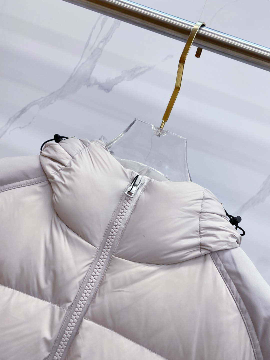 Canada Goose(加拿大鹅) FW2025新款羽绒服。连帽设计，男女同款，时尚感满满。采用定制面