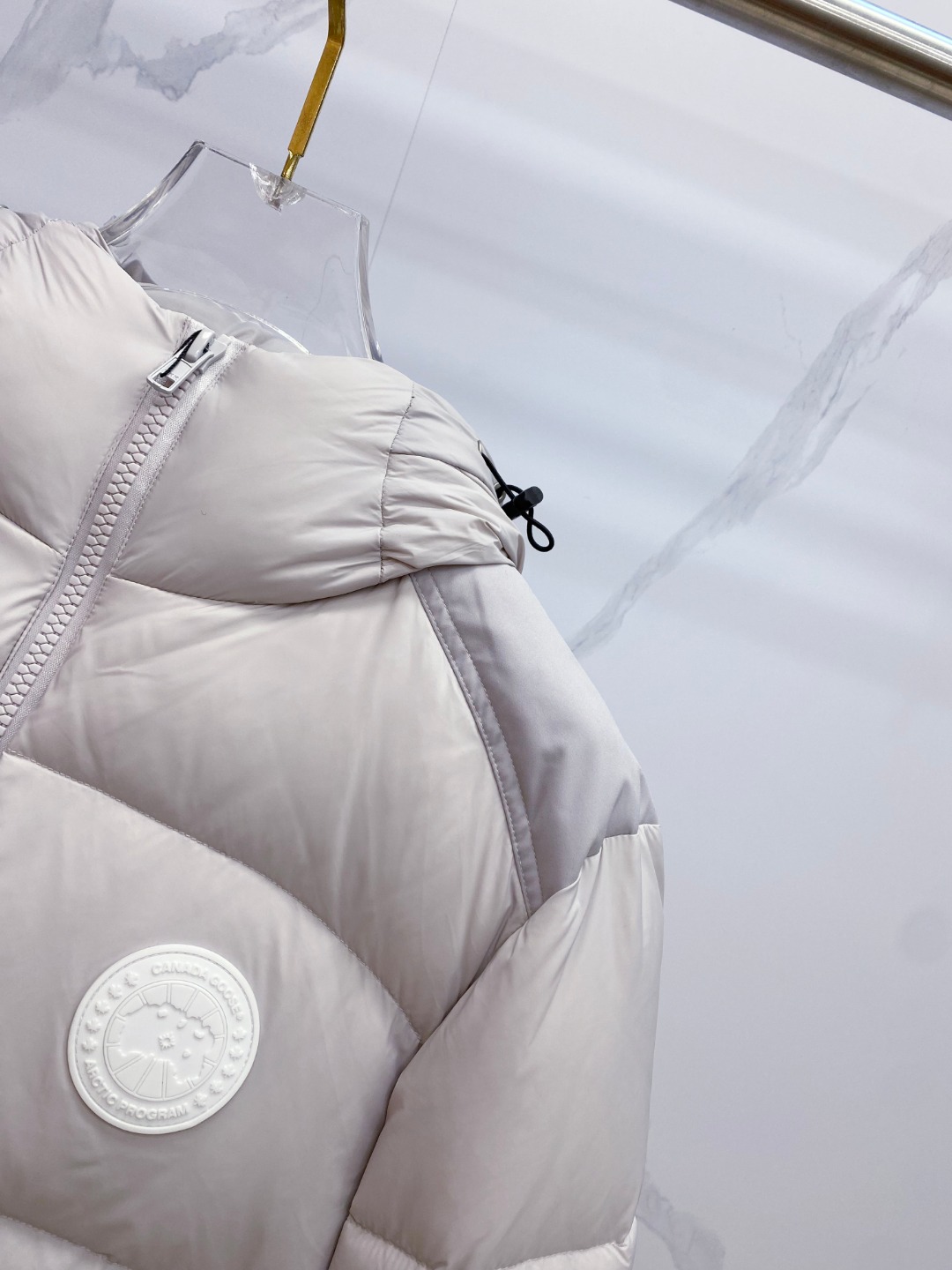 Canada Goose(加拿大鹅) FW2025新款羽绒服。连帽设计，男女同款，时尚感满满。采用定制面