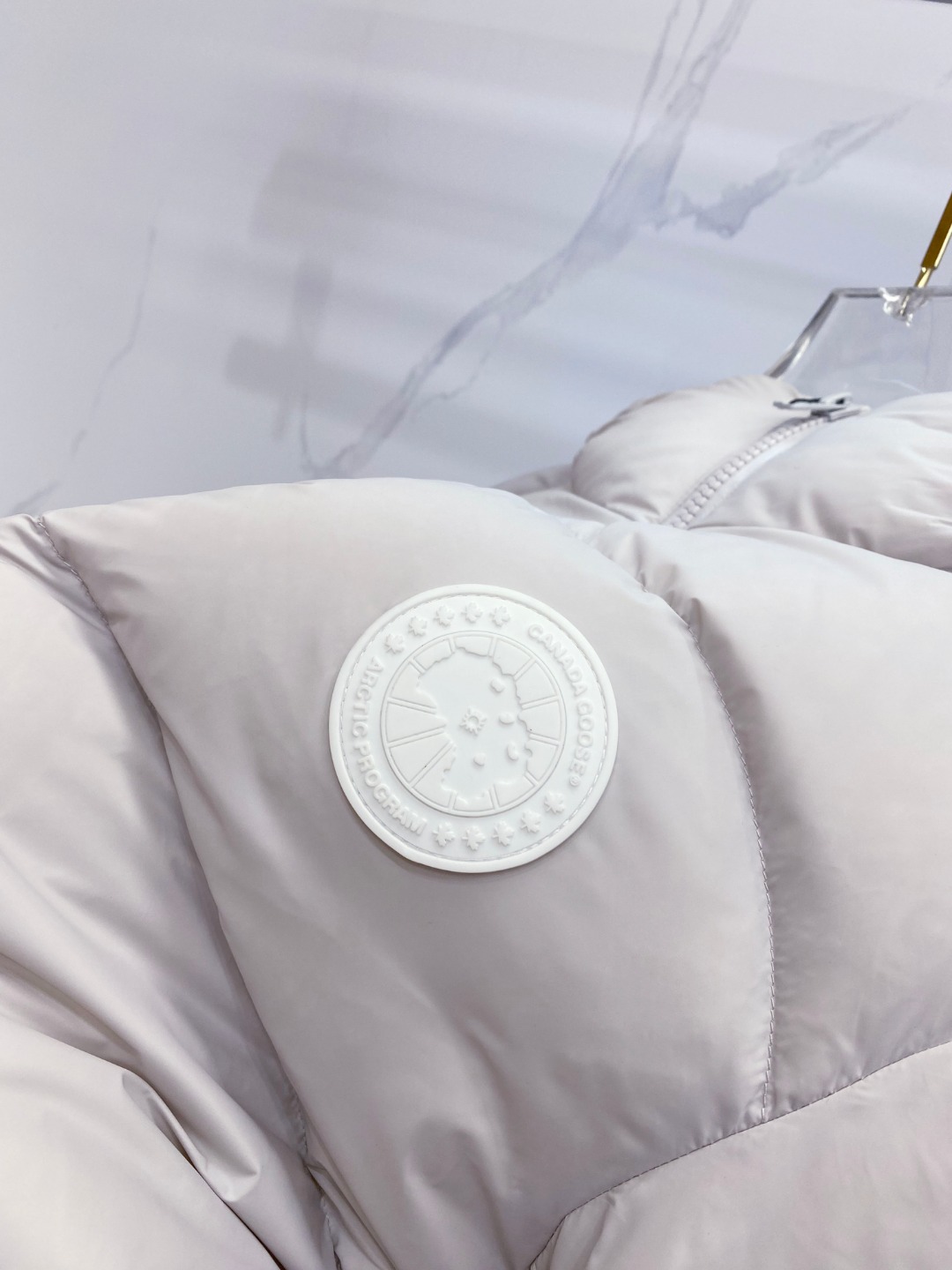 Canada Goose(加拿大鹅) FW2025新款羽绒服。连帽设计，男女同款，时尚感满满。采用定制面