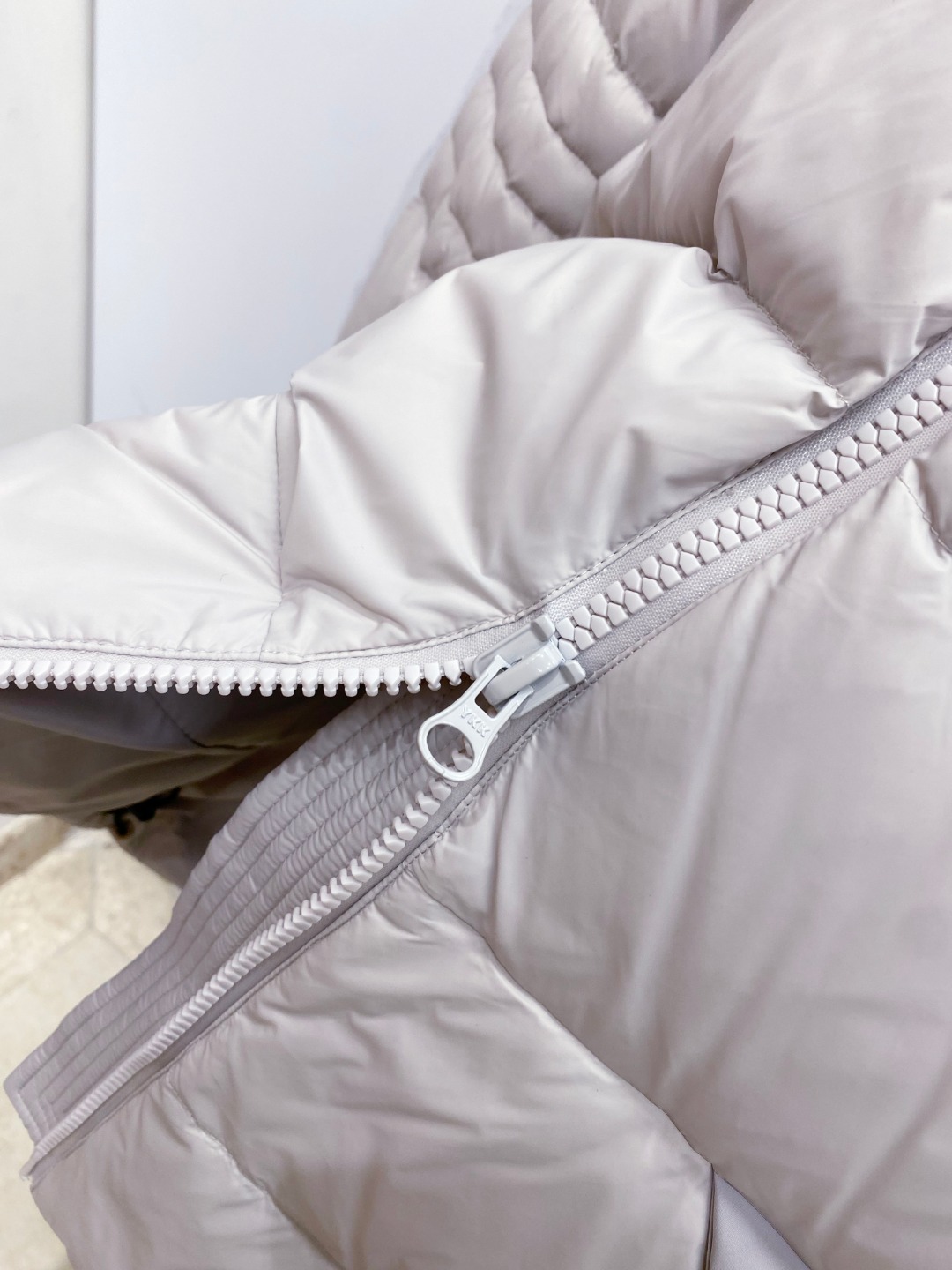 Canada Goose(加拿大鹅) FW2025新款羽绒服。连帽设计，男女同款，时尚感满满。采用定制面