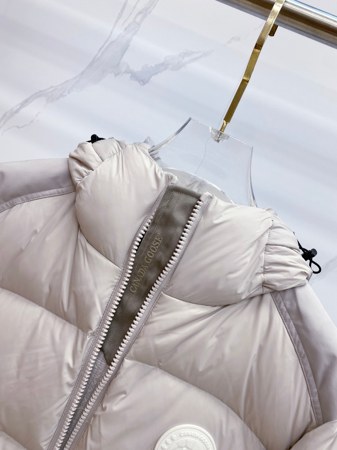 Canada Goose(加拿大鹅) FW2025新款羽绒服。连帽设计，男女同款，时尚感满满。采用定制面