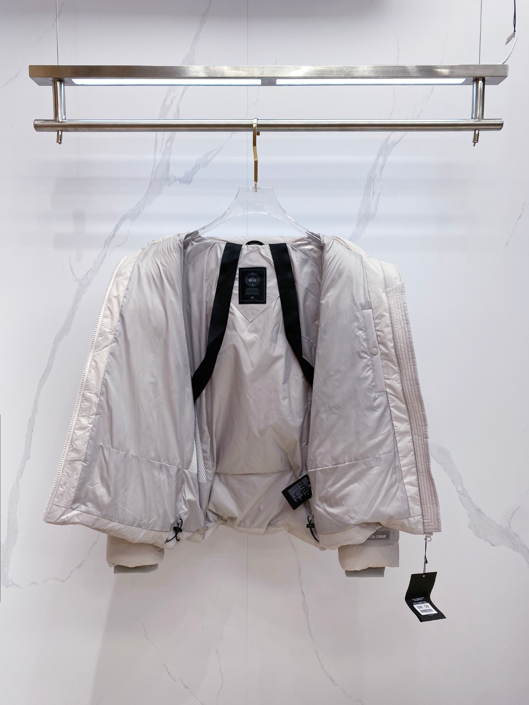 Canada Goose(加拿大鹅) FW2025新款羽绒服。连帽设计，男女同款，时尚感满满。采用定制面