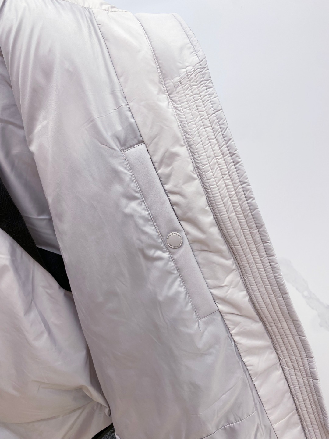 Canada Goose(加拿大鹅) FW2025新款羽绒服。连帽设计，男女同款，时尚感满满。采用定制面