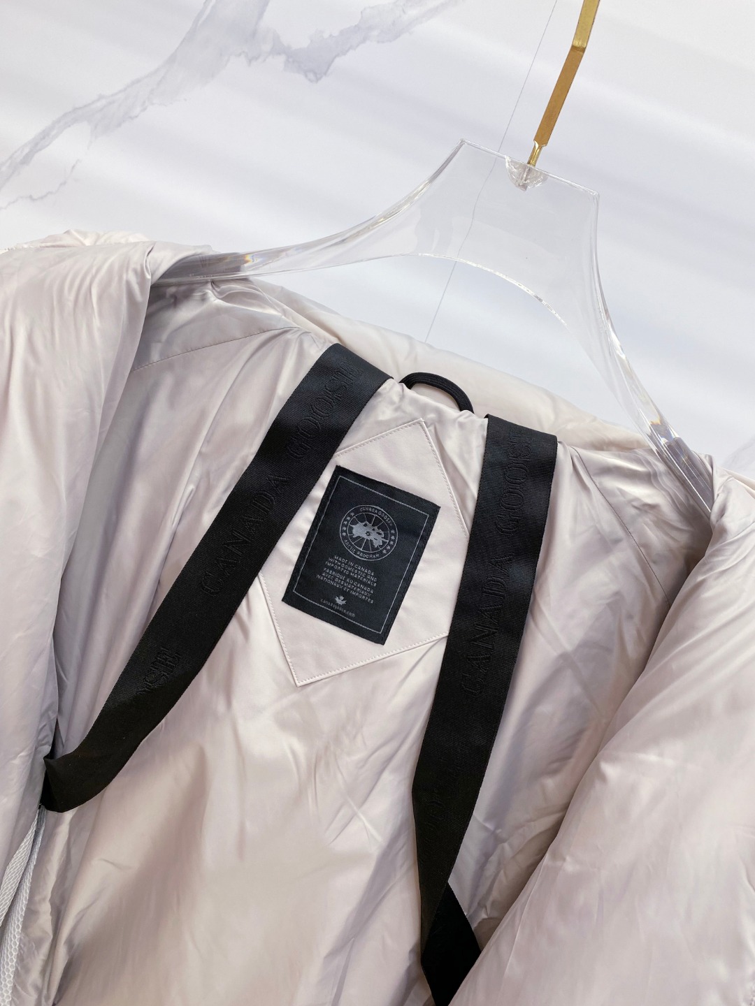 Canada Goose(加拿大鹅) FW2025新款羽绒服。连帽设计，男女同款，时尚感满满。采用定制面