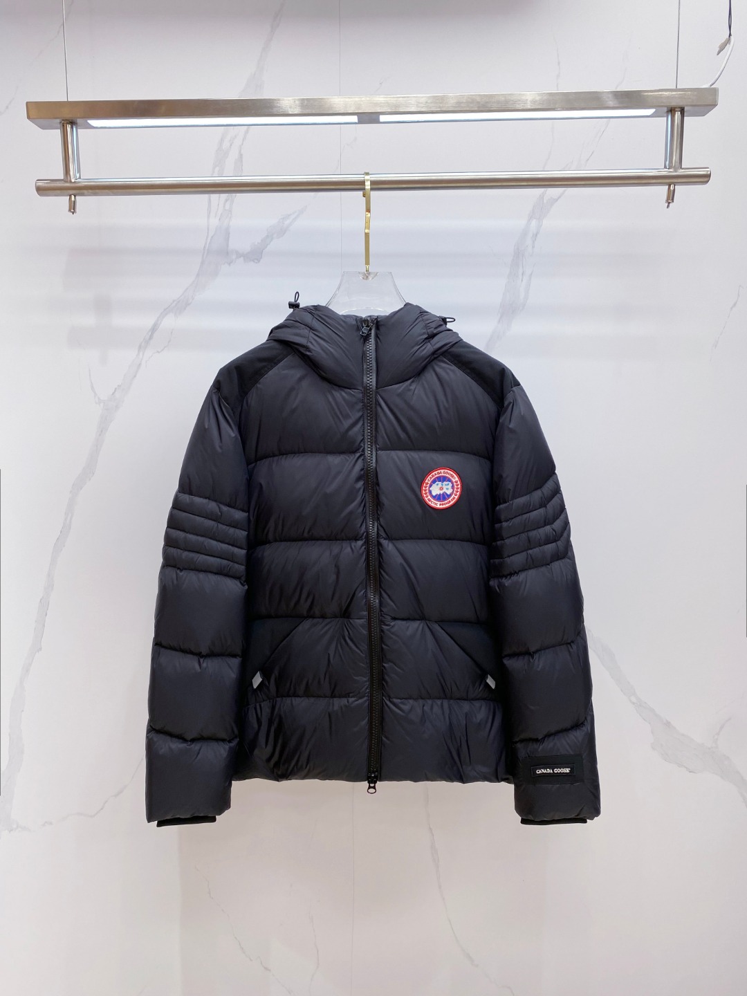 Canada Goose(加拿大鹅) FW2025新款羽绒服。连帽设计，男女同款，时尚感满满。采用定制面