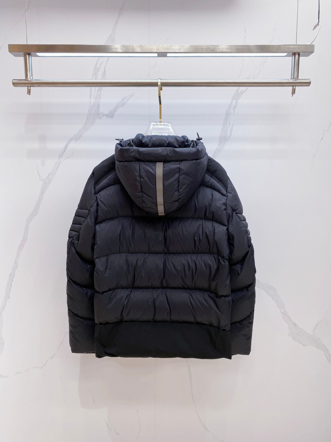 Canada Goose(加拿大鹅) FW2025新款羽绒服。连帽设计，男女同款，时尚感满满。采用定制面