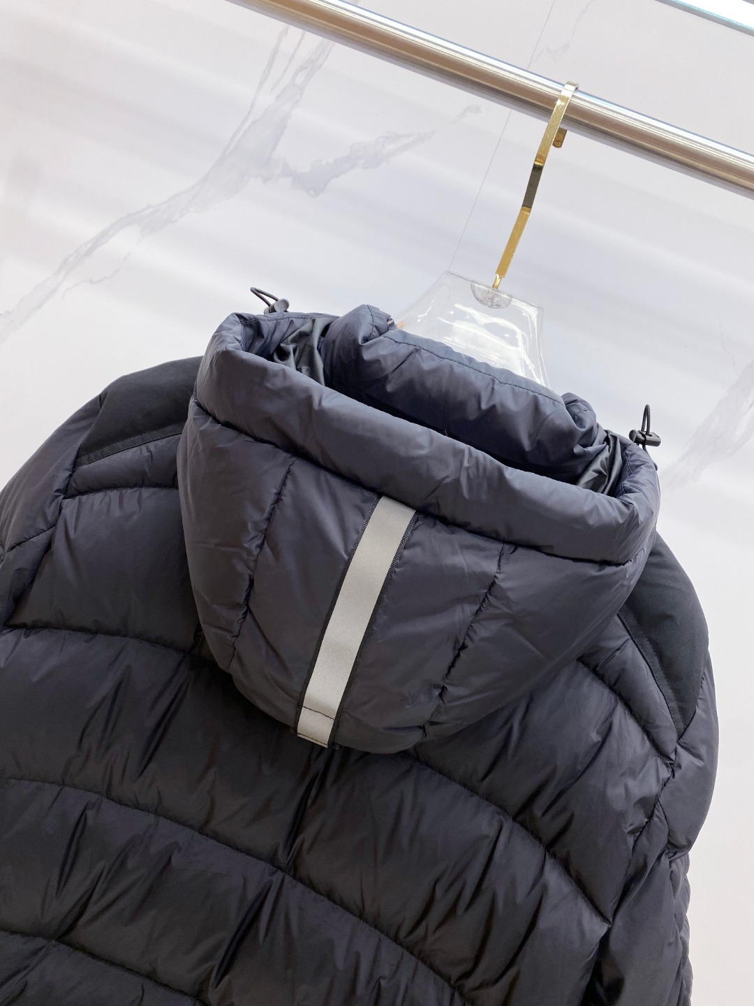 Canada Goose(加拿大鹅) FW2025新款羽绒服。连帽设计，男女同款，时尚感满满。采用定制面