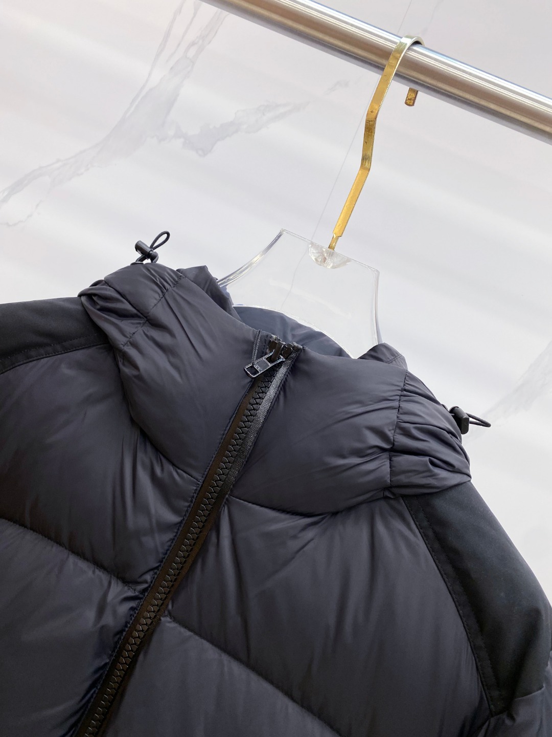 Canada Goose(加拿大鹅) FW2025新款羽绒服。连帽设计，男女同款，时尚感满满。采用定制面