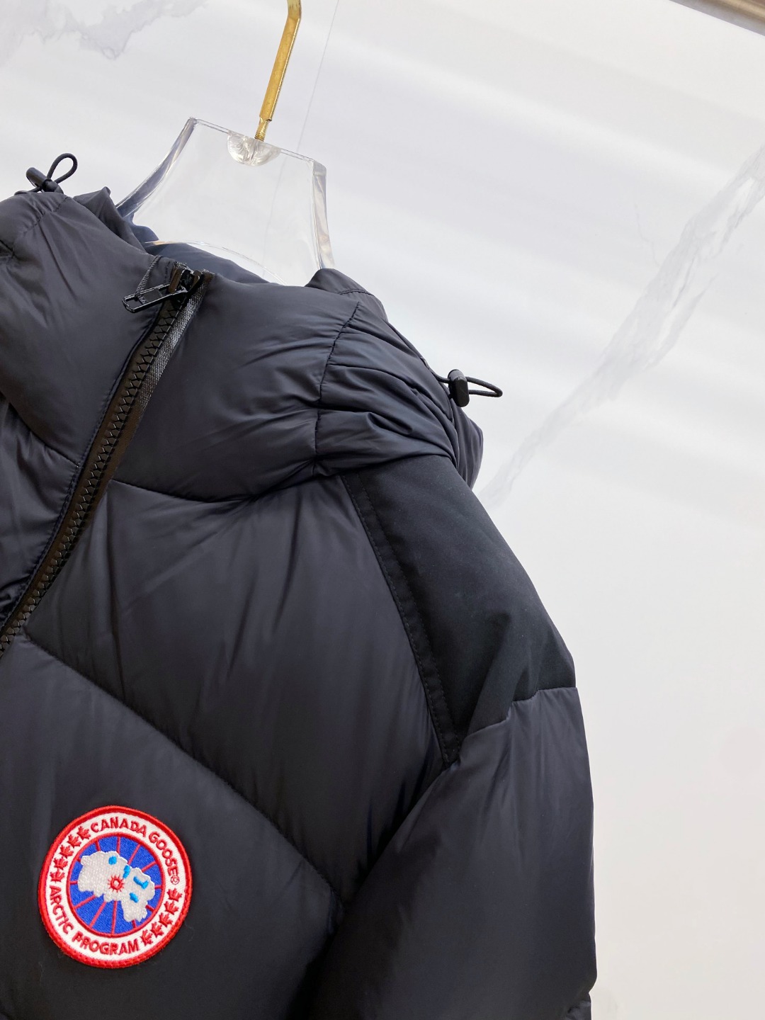 Canada Goose(加拿大鹅) FW2025新款羽绒服。连帽设计，男女同款，时尚感满满。采用定制面