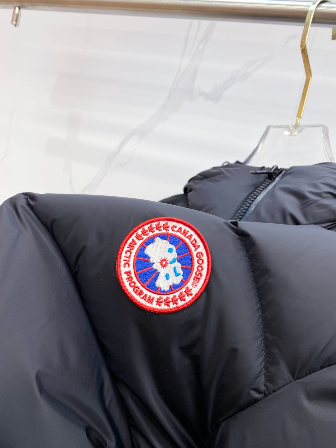 Canada Goose(加拿大鹅) FW2025新款羽绒服。连帽设计，男女同款，时尚感满满。采用定制面