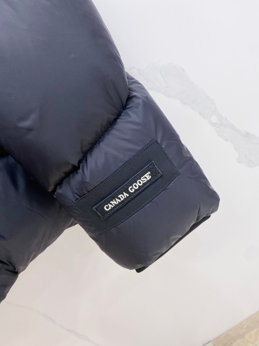 Canada Goose(加拿大鹅) FW2025新款羽绒服。连帽设计，男女同款，时尚感满满。采用定制面