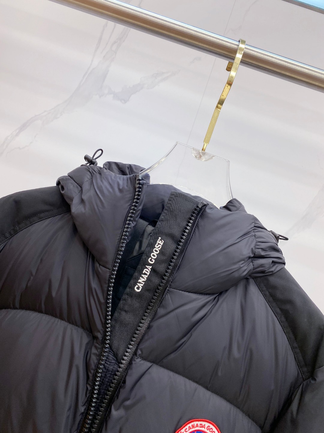 Canada Goose(加拿大鹅) FW2025新款羽绒服。连帽设计，男女同款，时尚感满满。采用定制面