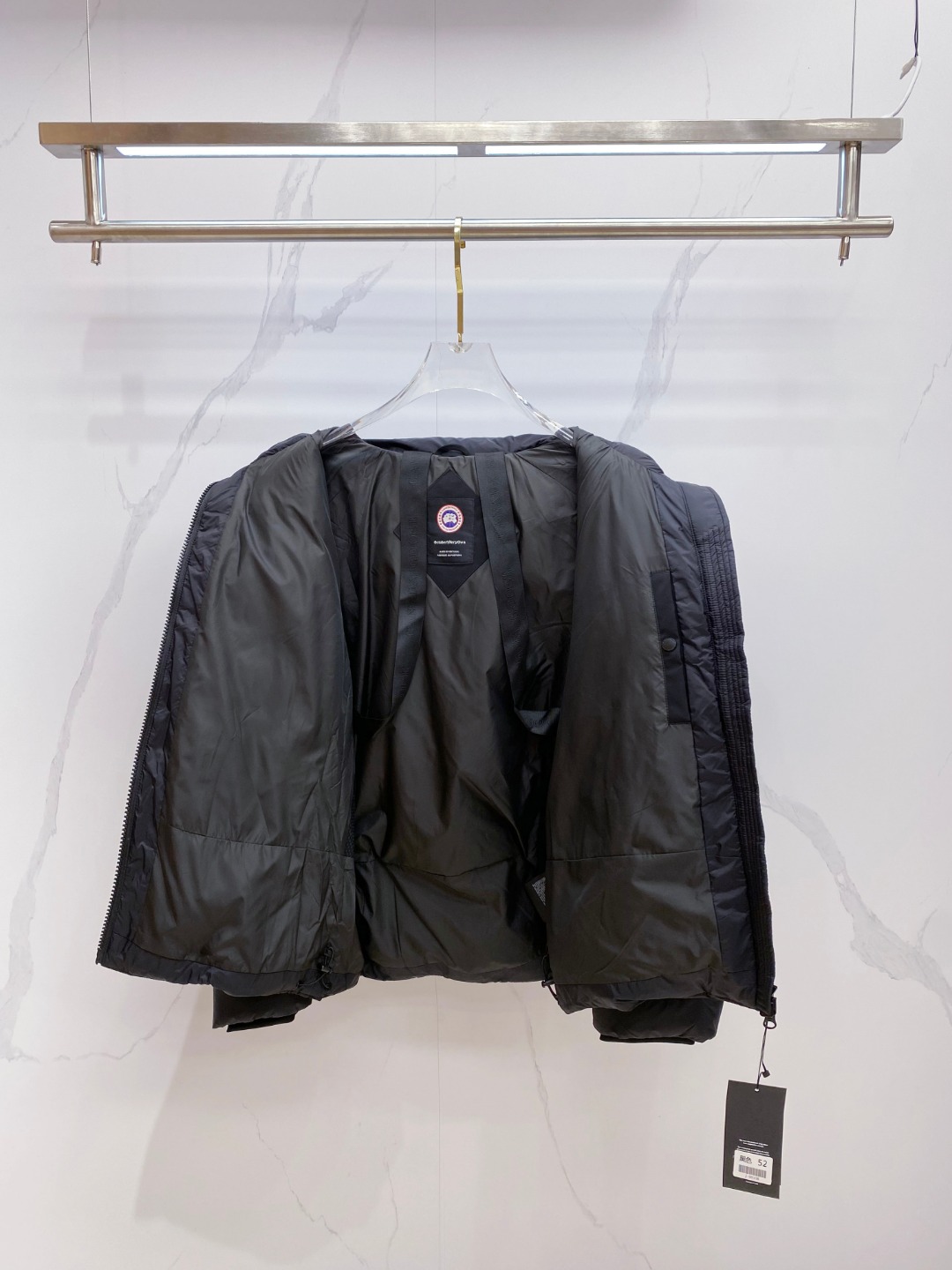 Canada Goose(加拿大鹅) FW2025新款羽绒服。连帽设计，男女同款，时尚感满满。采用定制面