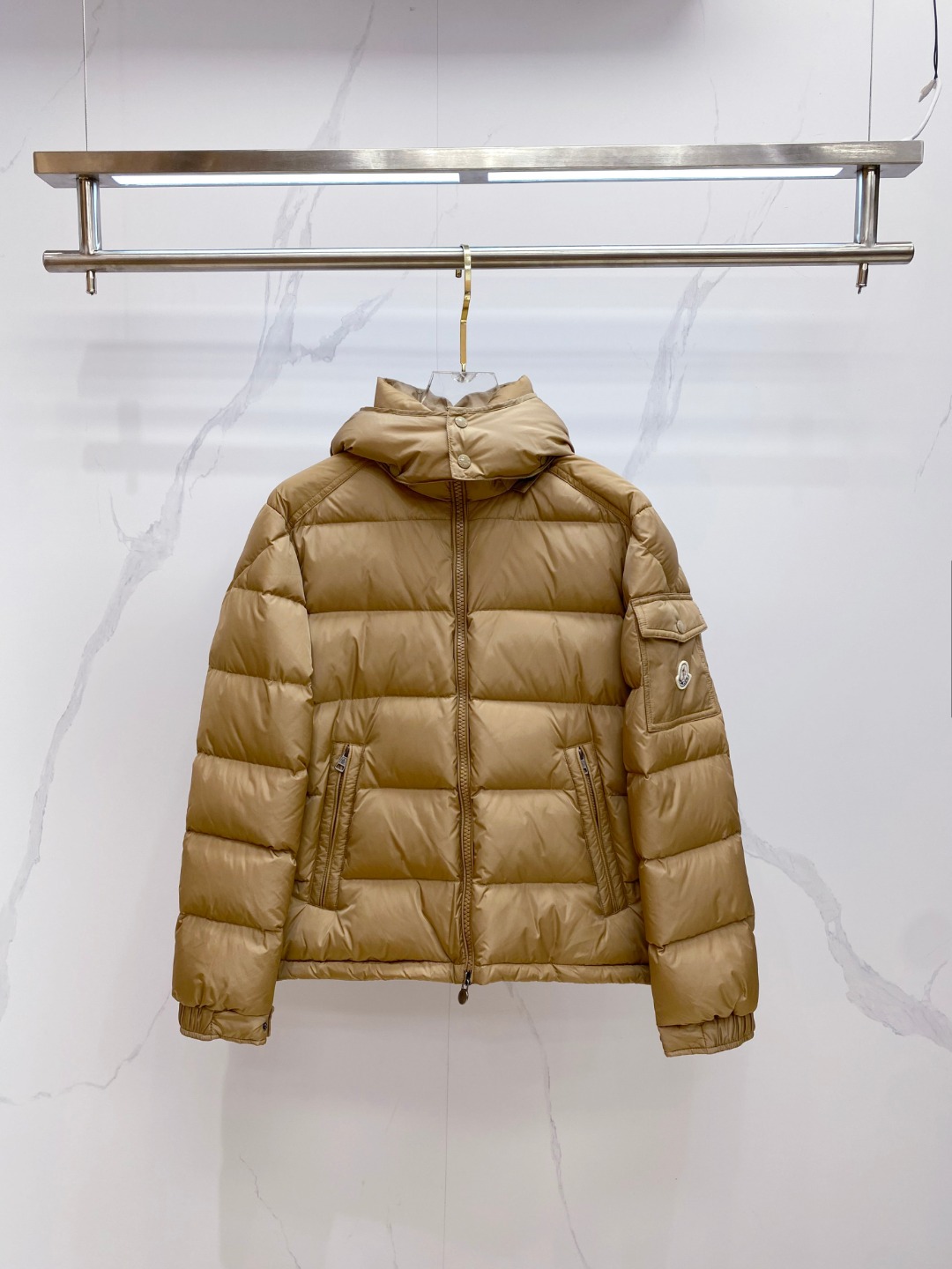 特级羽绒⬆️Moncler王牌经典,2025全新上市.Maya(全新科技尼龙)男士哑光短款羽绒夹克外套.