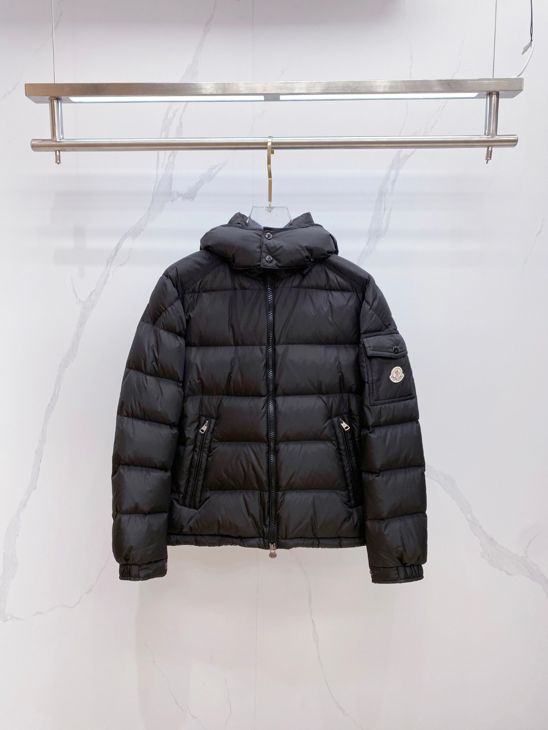 特级羽绒⬆️Moncler王牌经典,2025全新上市.Maya(全新科技尼龙)男士哑光短款羽绒夹克外套.