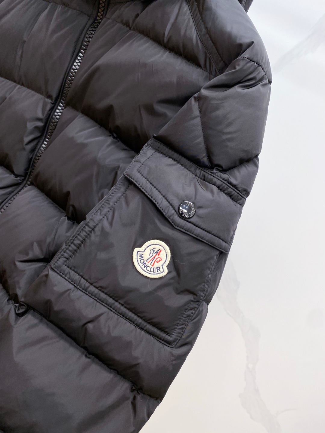 特级羽绒⬆️Moncler王牌经典,2025全新上市.Maya(全新科技尼龙)男士哑光短款羽绒夹克外套.