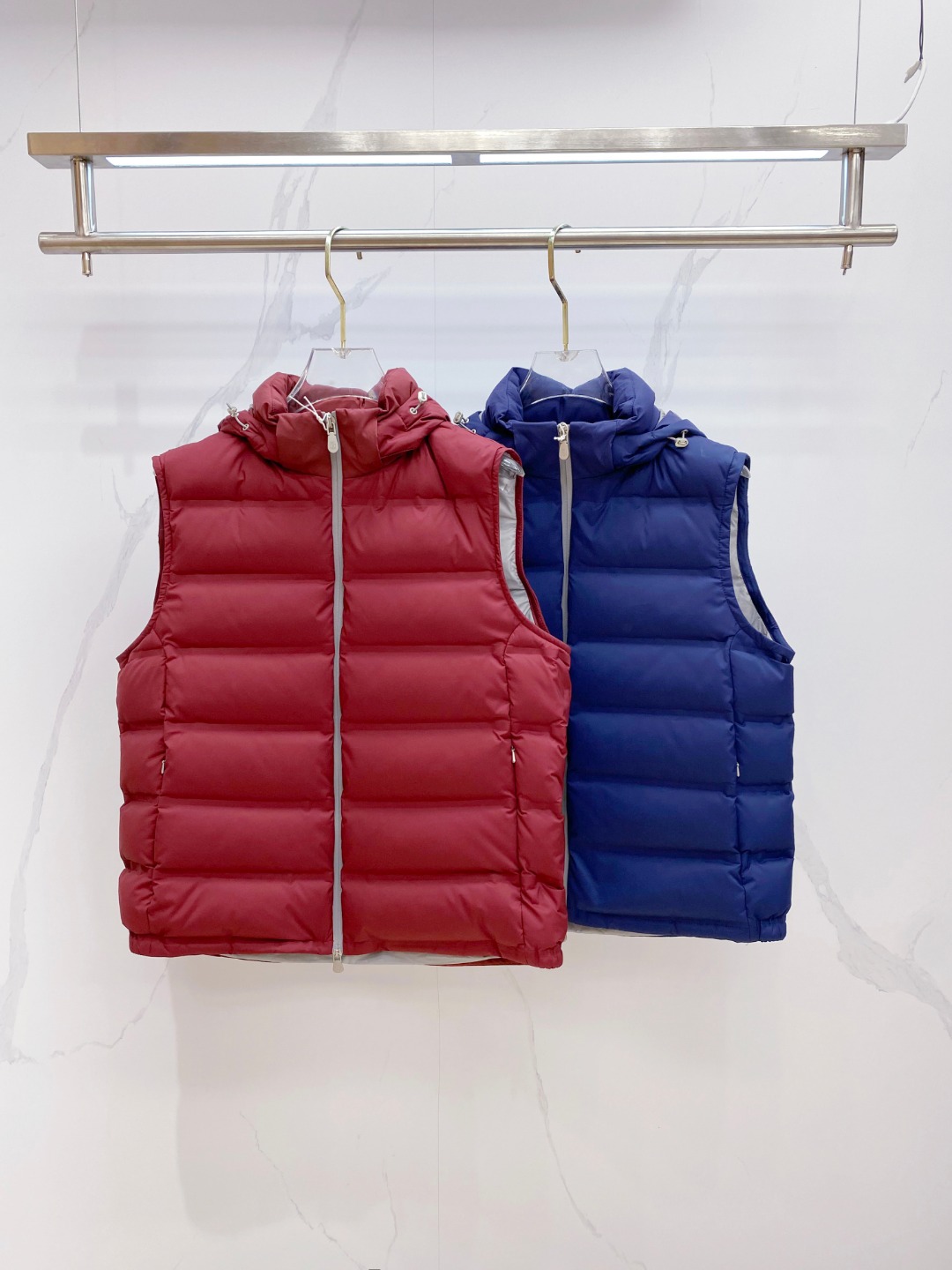 25秋冬新品发布，BC新款羽绒马甲出货，帽子可完全拆卸成立领，所有面料及辅料原版开模订制，质感超强，码数