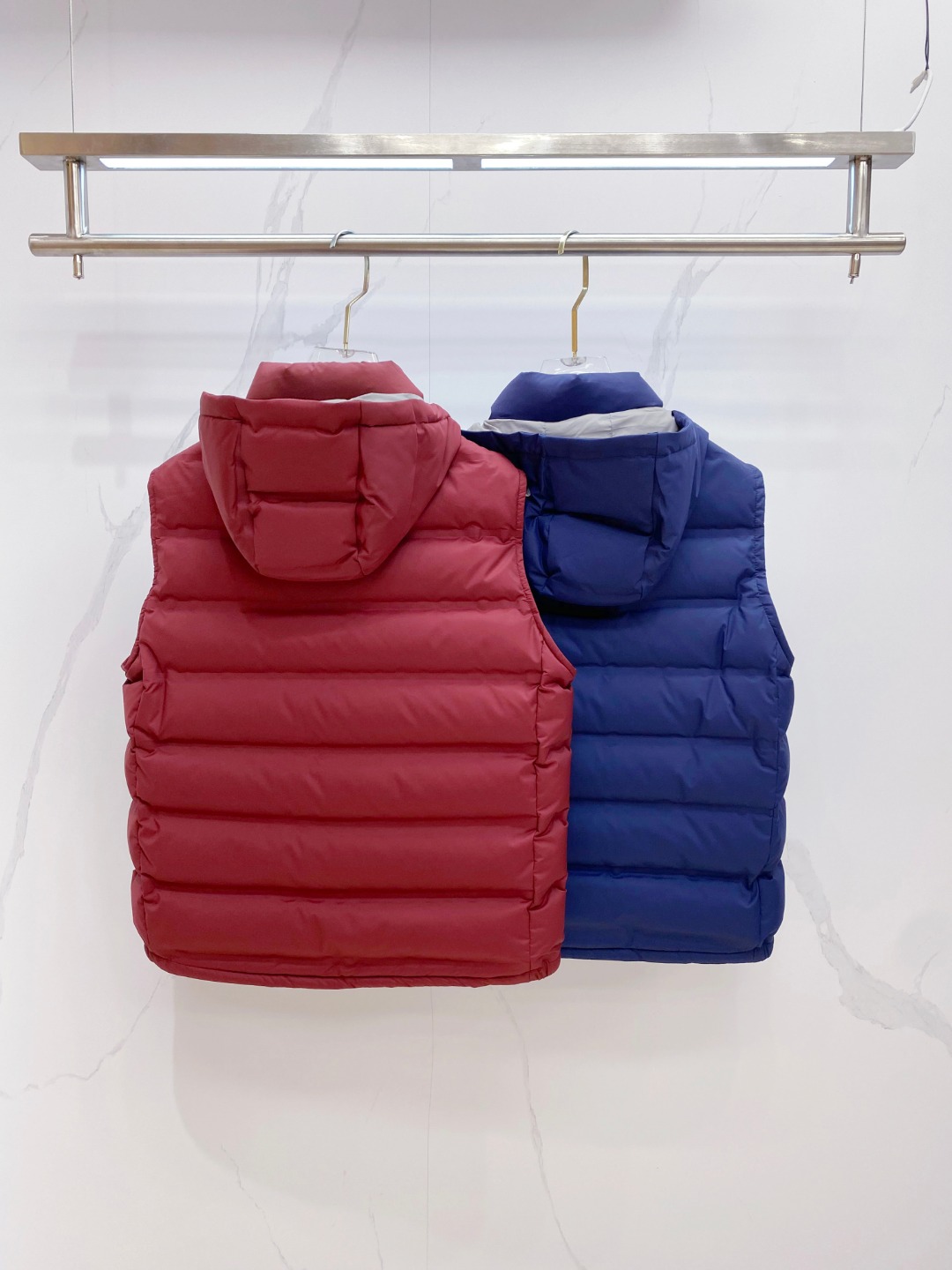 25秋冬新品发布，BC新款羽绒马甲出货，帽子可完全拆卸成立领，所有面料及辅料原版开模订制，质感超强，码数