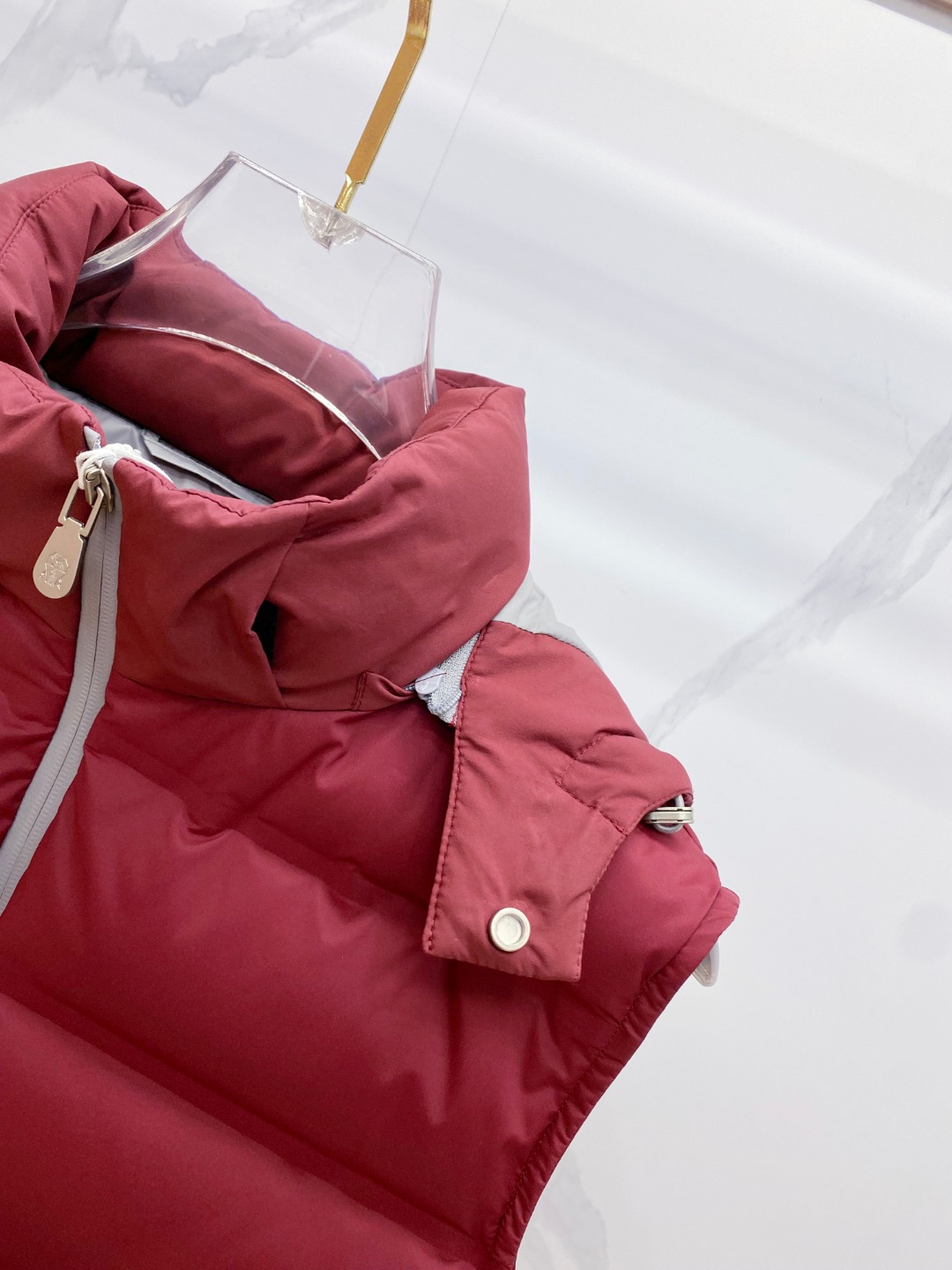 25秋冬新品发布，BC新款羽绒马甲出货，帽子可完全拆卸成立领，所有面料及辅料原版开模订制，质感超强，码数