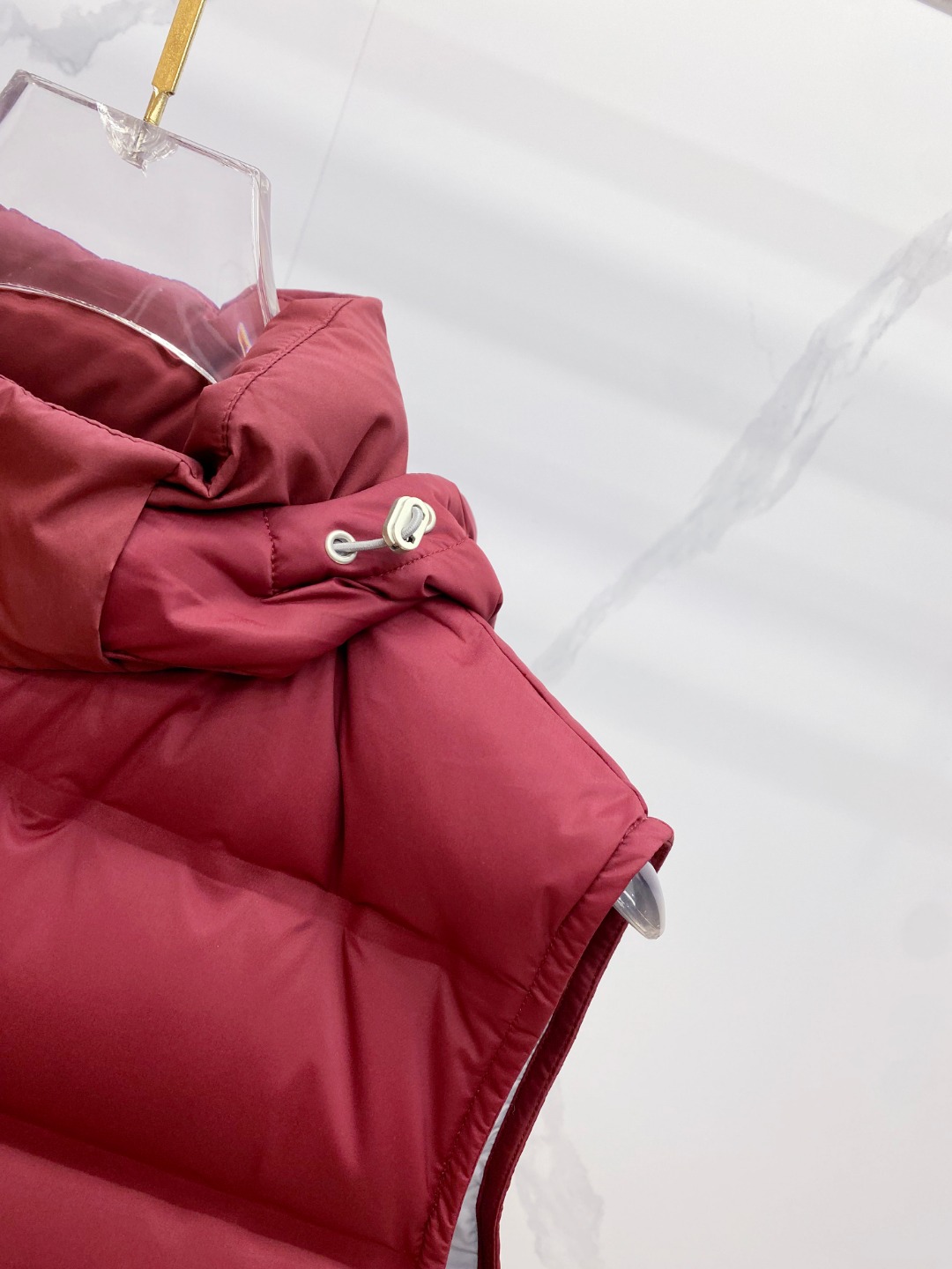 25秋冬新品发布，BC新款羽绒马甲出货，帽子可完全拆卸成立领，所有面料及辅料原版开模订制，质感超强，码数