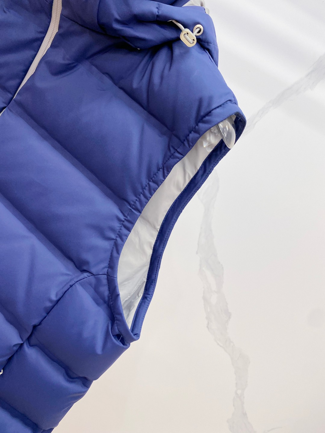 25秋冬新品发布，BC新款羽绒马甲出货，帽子可完全拆卸成立领，所有面料及辅料原版开模订制，质感超强，码数