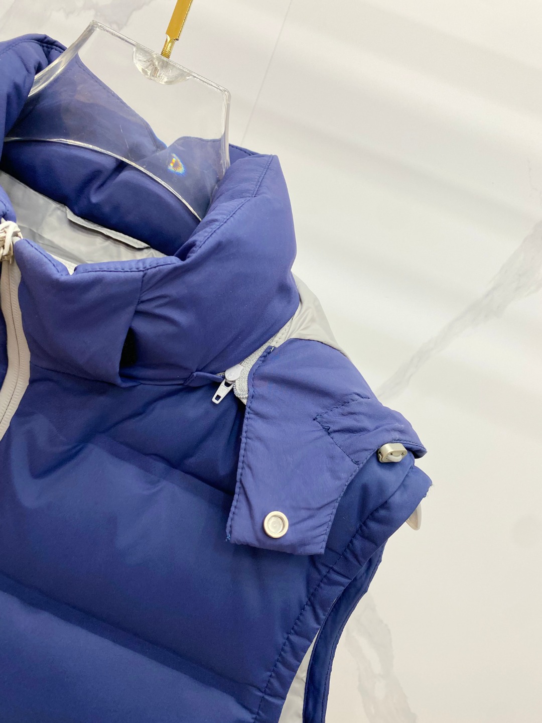 25秋冬新品发布，BC新款羽绒马甲出货，帽子可完全拆卸成立领，所有面料及辅料原版开模订制，质感超强，码数