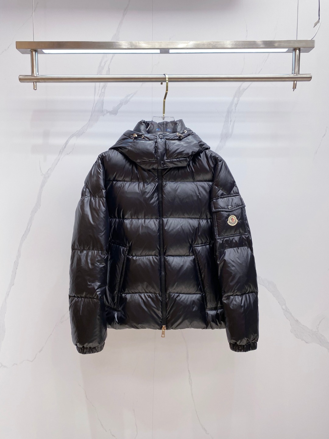 Moncler 蒙口2025秋冬新品发布，蒙口最新款亮光羽绒出货，柜上同步，面料及辅料全部订制，帽子可脱
