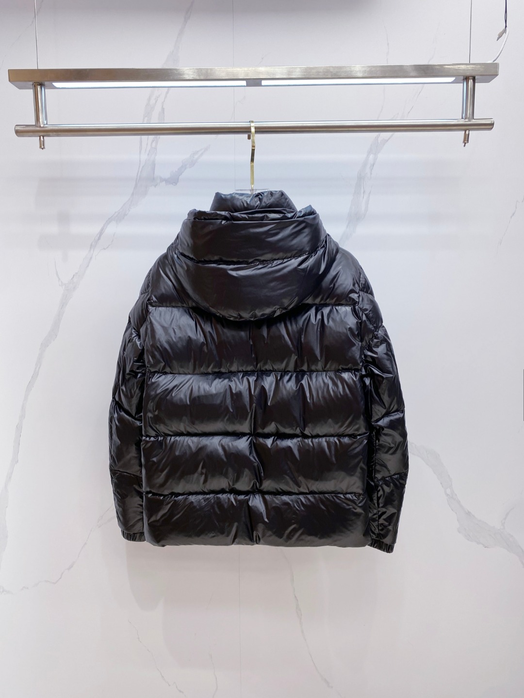 Moncler 蒙口2025秋冬新品发布，蒙口最新款亮光羽绒出货，柜上同步，面料及辅料全部订制，帽子可脱