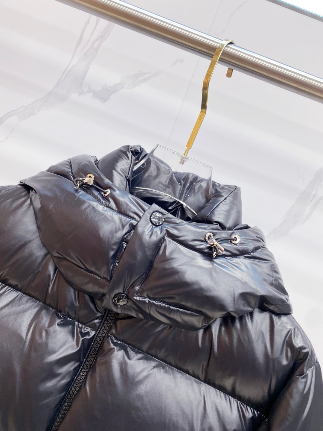 Moncler 蒙口2025秋冬新品发布，蒙口最新款亮光羽绒出货，柜上同步，面料及辅料全部订制，帽子可脱