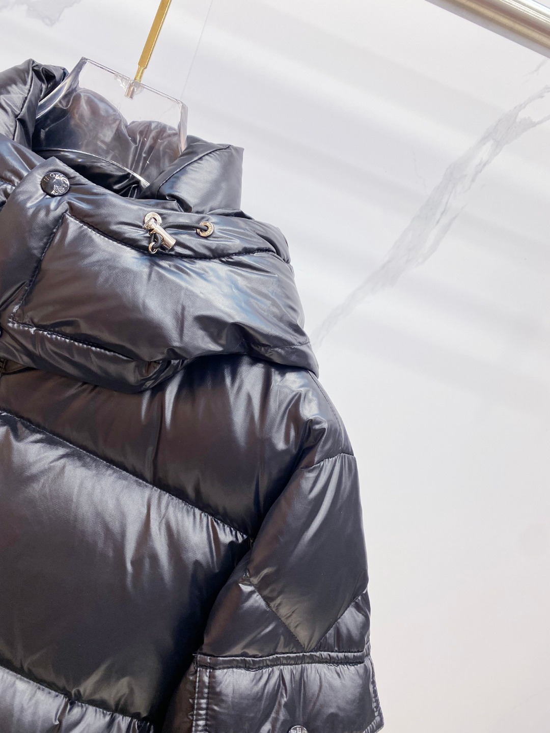 Moncler 蒙口2025秋冬新品发布，蒙口最新款亮光羽绒出货，柜上同步，面料及辅料全部订制，帽子可脱