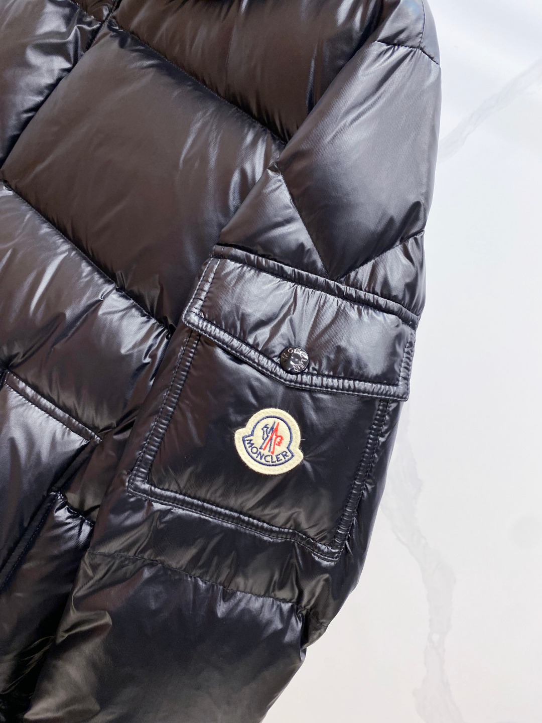 Moncler 蒙口2025秋冬新品发布，蒙口最新款亮光羽绒出货，柜上同步，面料及辅料全部订制，帽子可脱
