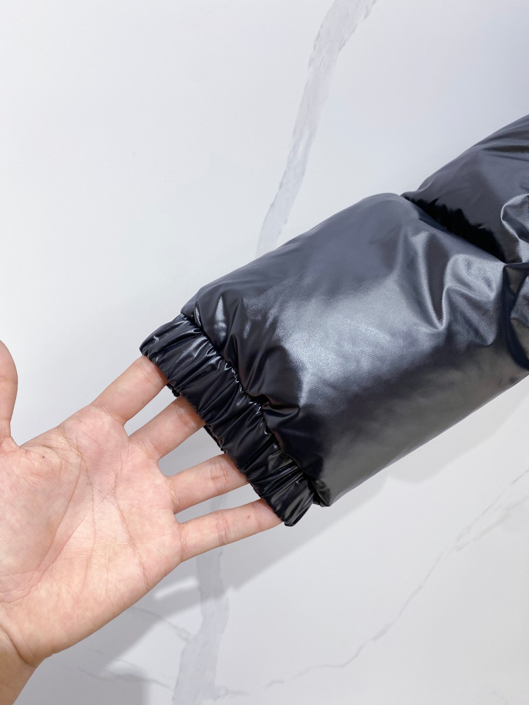 Moncler 蒙口2025秋冬新品发布，蒙口最新款亮光羽绒出货，柜上同步，面料及辅料全部订制，帽子可脱