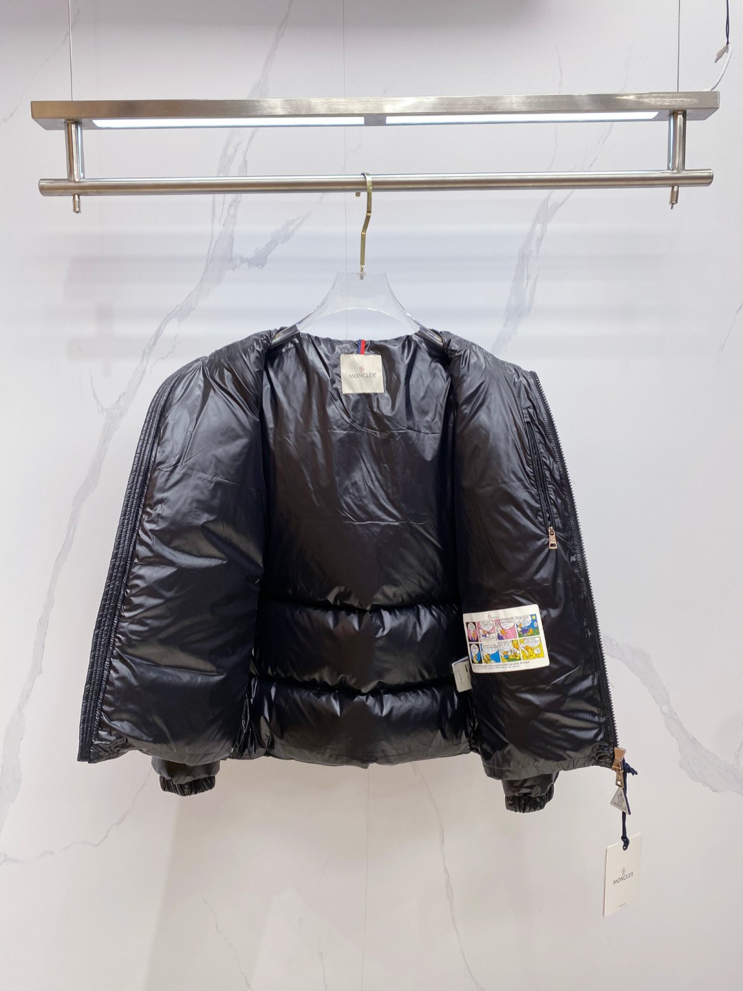 Moncler 蒙口2025秋冬新品发布，蒙口最新款亮光羽绒出货，柜上同步，面料及辅料全部订制，帽子可脱