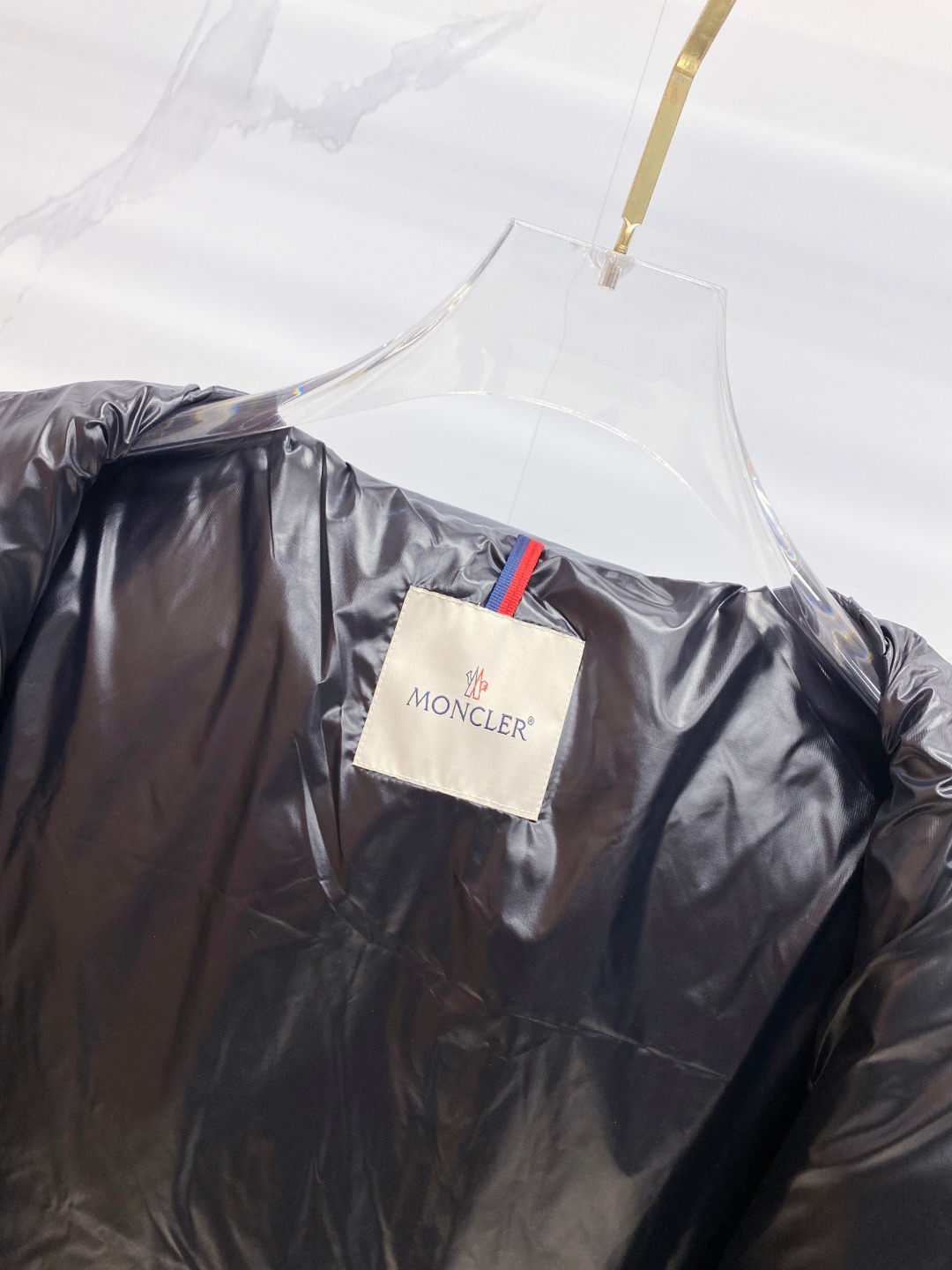 Moncler 蒙口2025秋冬新品发布，蒙口最新款亮光羽绒出货，柜上同步，面料及辅料全部订制，帽子可脱