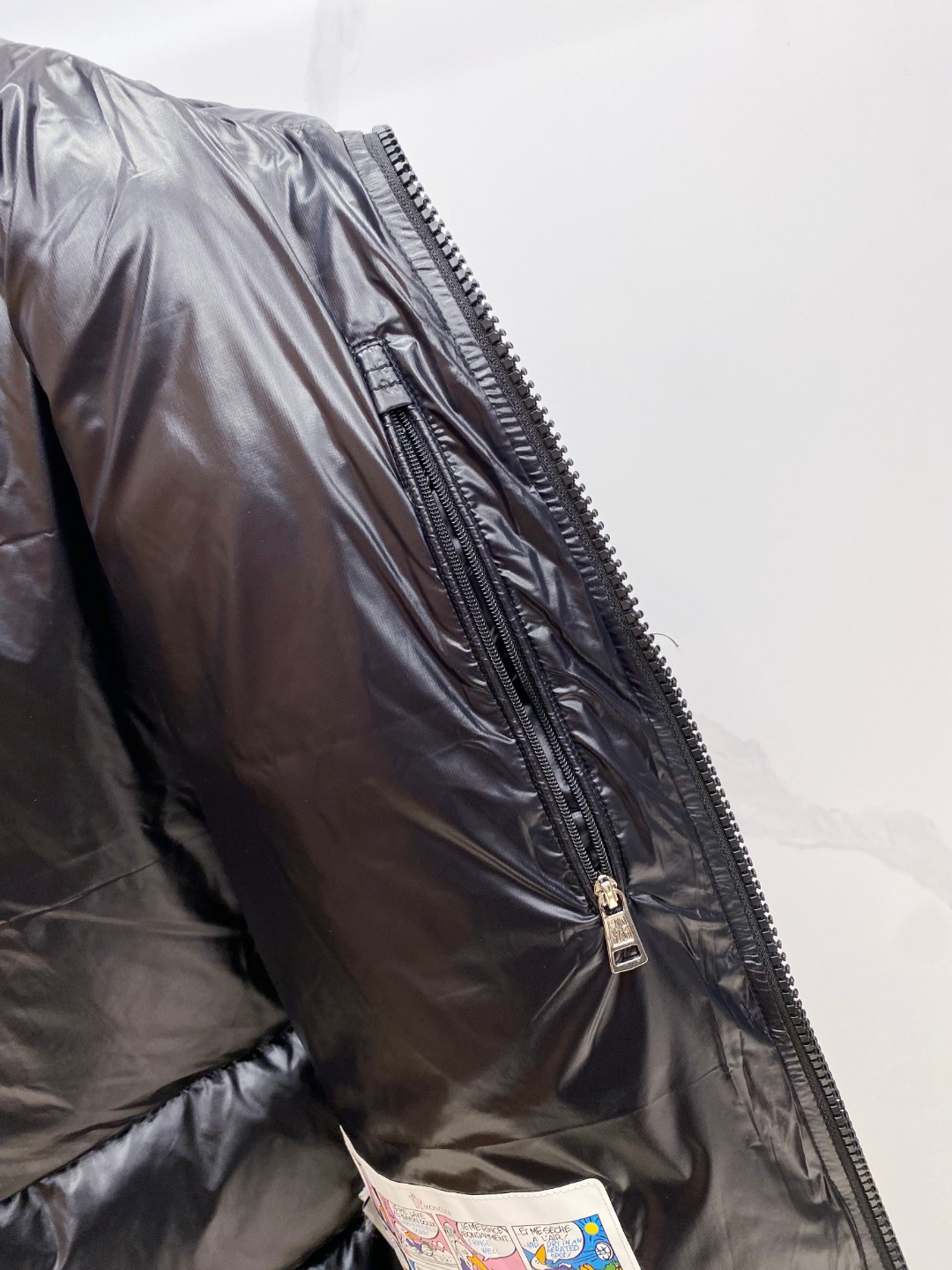 Moncler 蒙口2025秋冬新品发布，蒙口最新款亮光羽绒出货，柜上同步，面料及辅料全部订制，帽子可脱