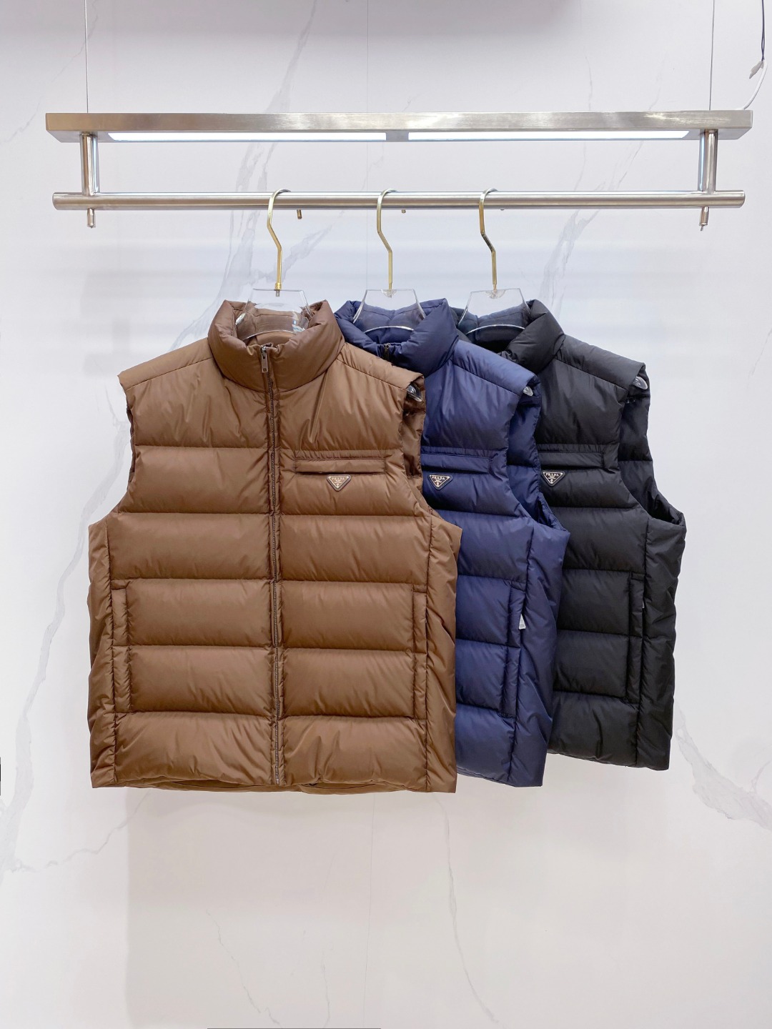 Prada 普拉达2025秋冬专柜同步新品发布，最新款羽绒马甲出货，全部原版购入，今年最新色，无论面料和