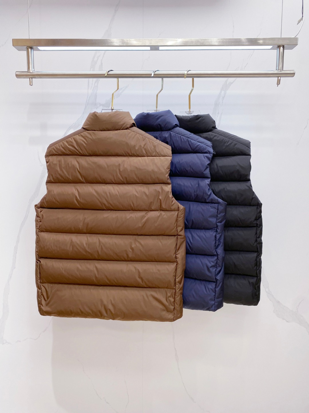 Prada 普拉达2025秋冬专柜同步新品发布，最新款羽绒马甲出货，全部原版购入，今年最新色，无论面料和