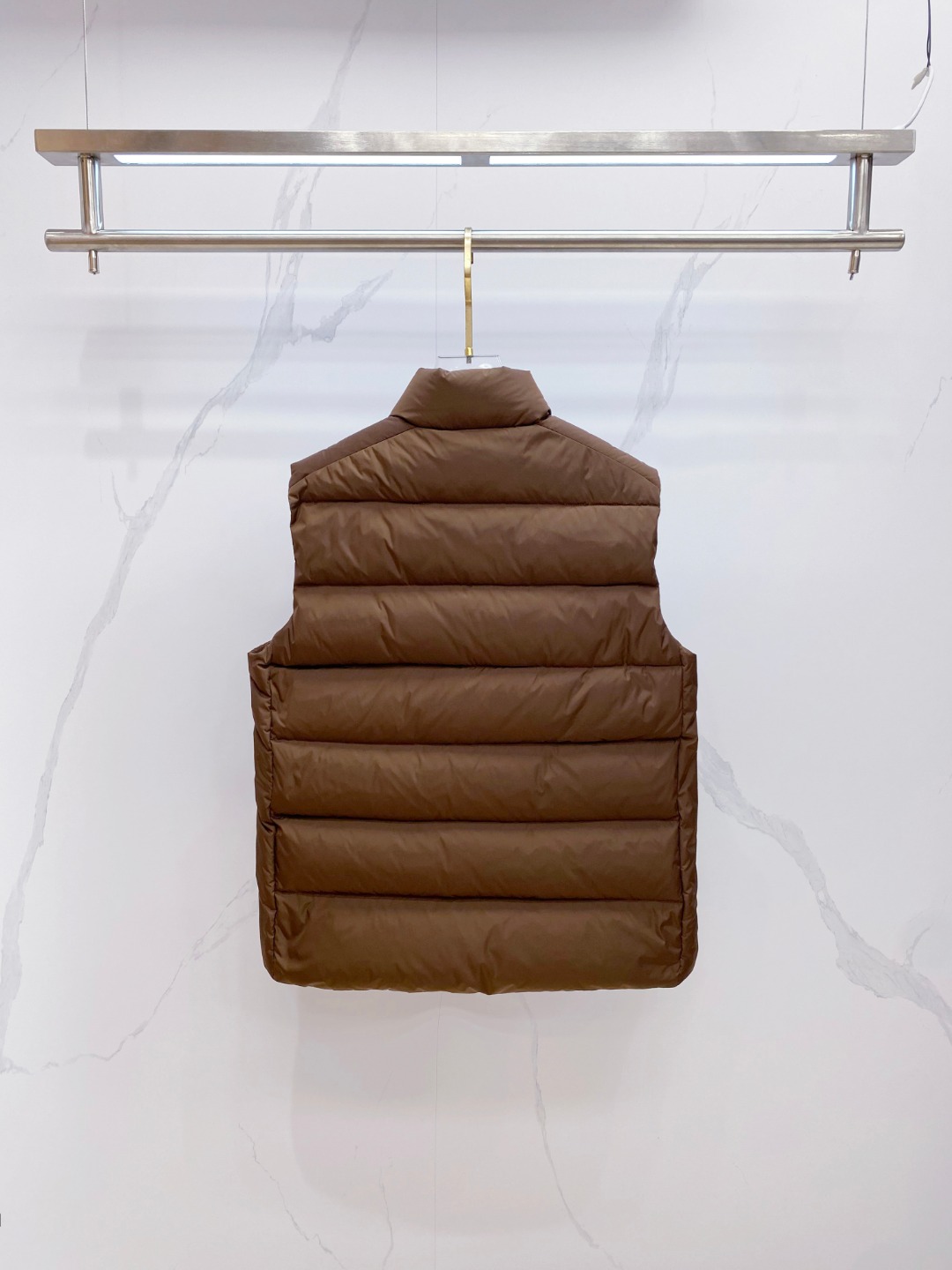 Prada 普拉达2025秋冬专柜同步新品发布，最新款羽绒马甲出货，全部原版购入，今年最新色，无论面料和