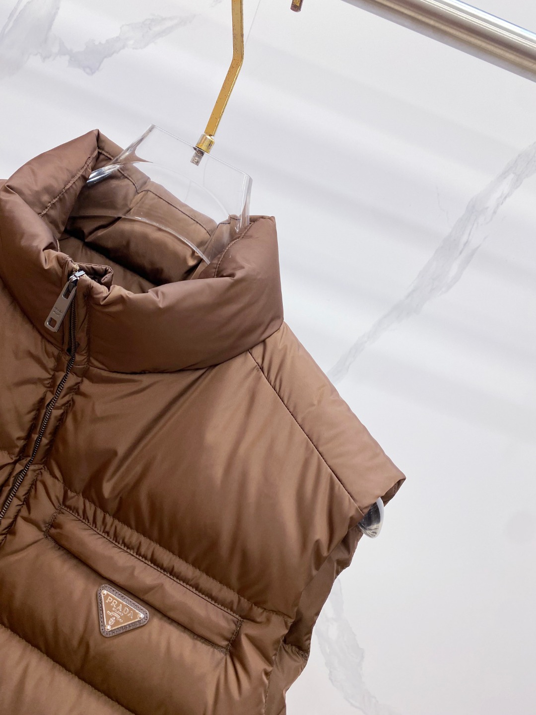 Prada 普拉达2025秋冬专柜同步新品发布，最新款羽绒马甲出货，全部原版购入，今年最新色，无论面料和