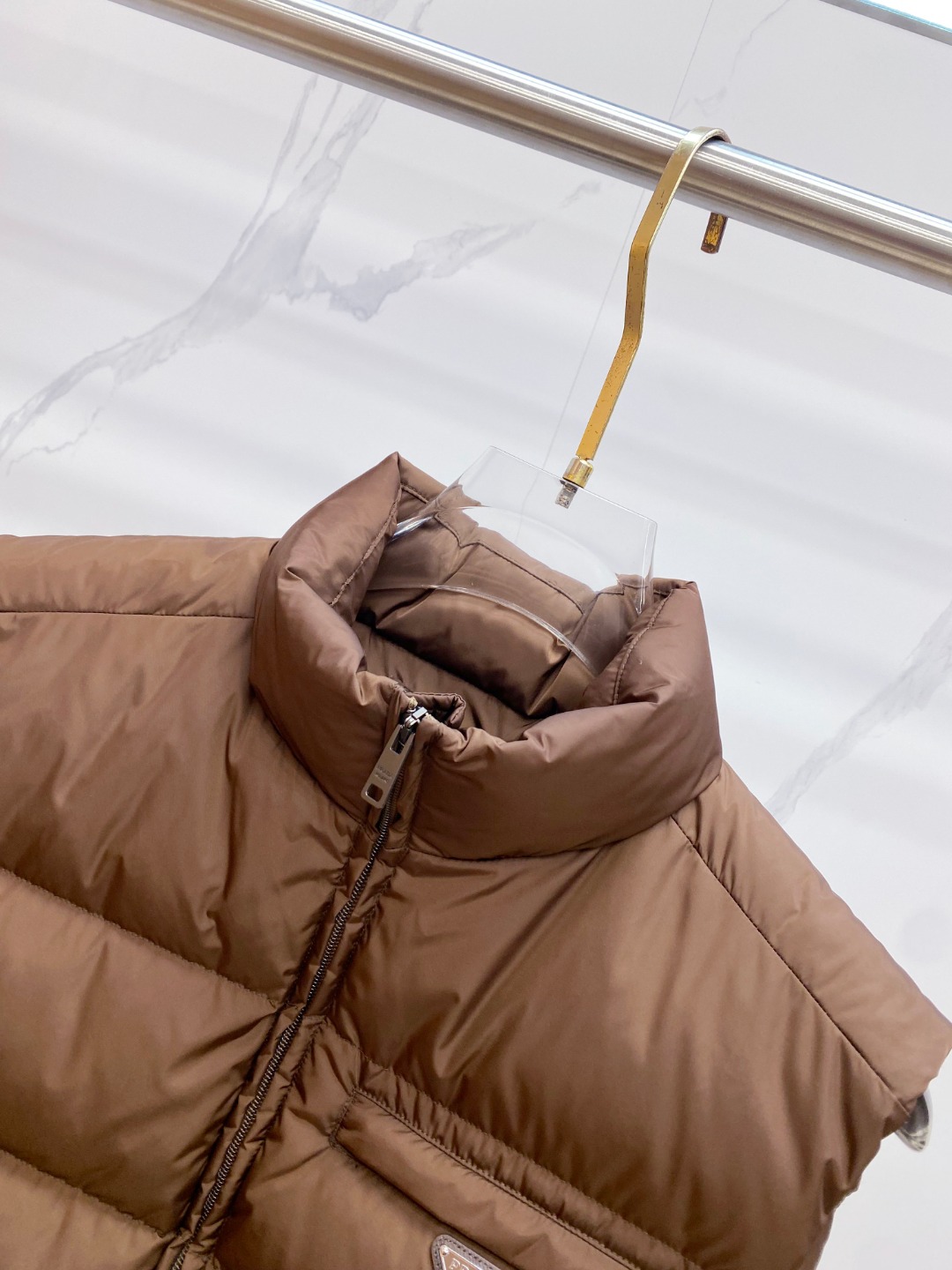 Prada 普拉达2025秋冬专柜同步新品发布，最新款羽绒马甲出货，全部原版购入，今年最新色，无论面料和