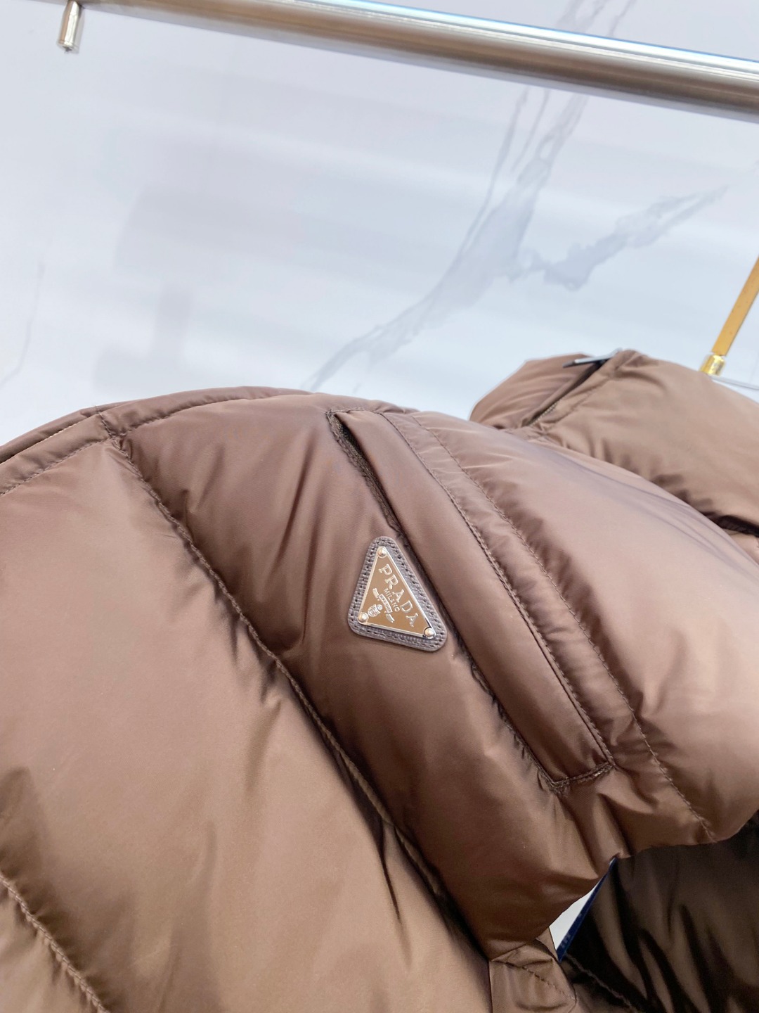 Prada 普拉达2025秋冬专柜同步新品发布，最新款羽绒马甲出货，全部原版购入，今年最新色，无论面料和